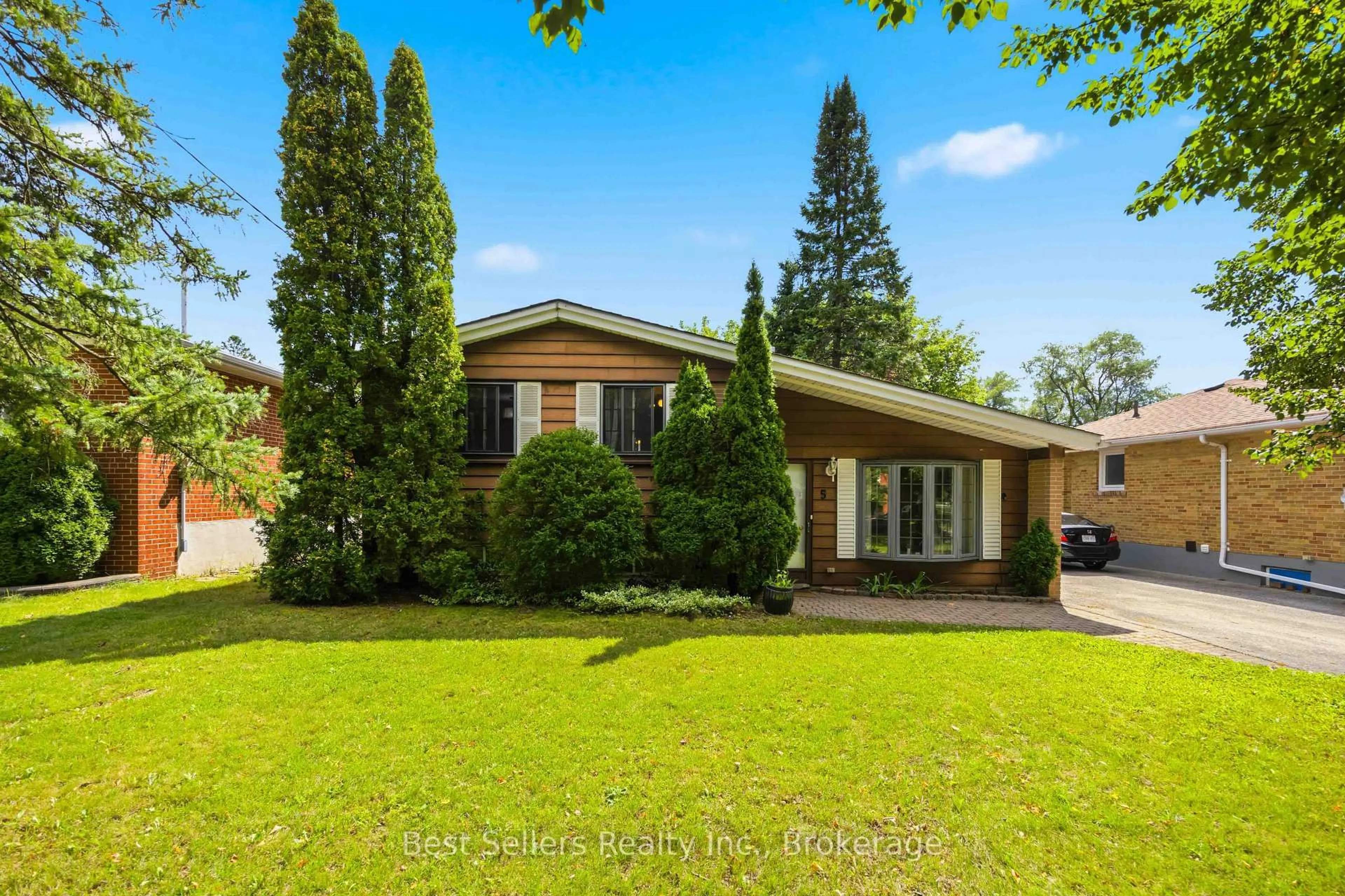 A pic from outside/outdoor area/front of a property/back of a property/a pic from drone, street for 5 Benfrisco Cres, Toronto Ontario M1H 1N2