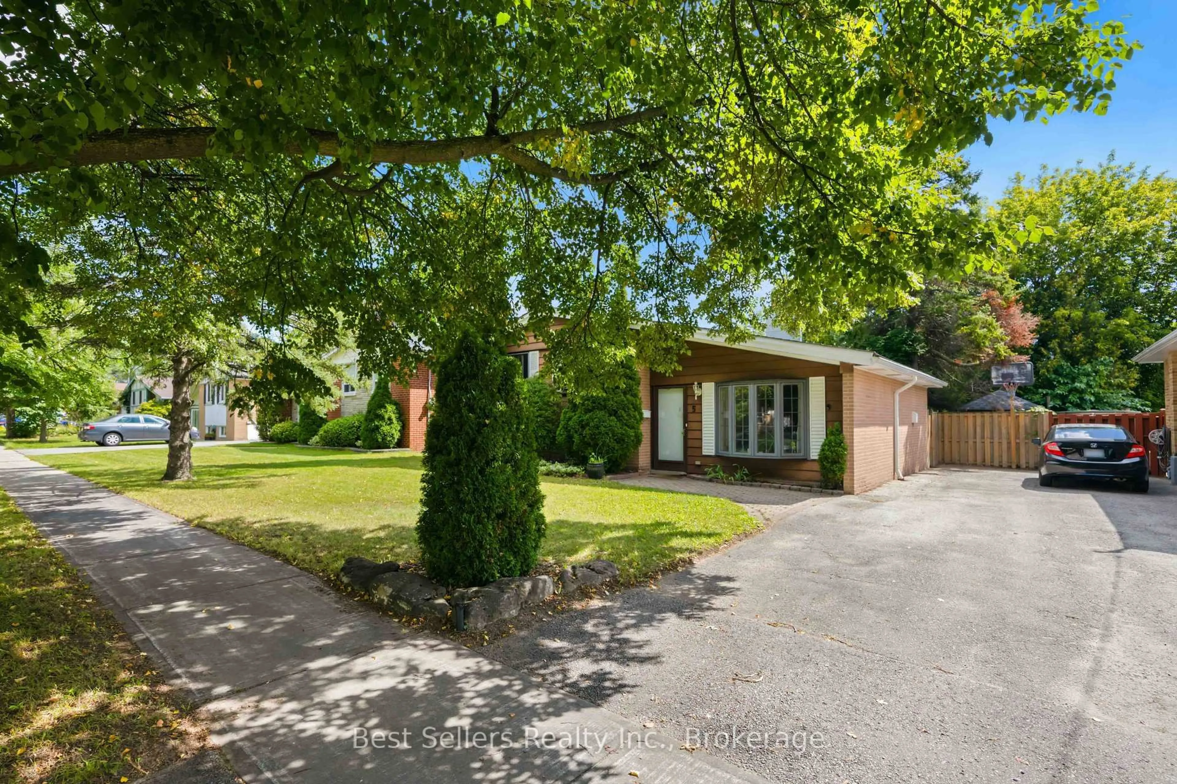 A pic from outside/outdoor area/front of a property/back of a property/a pic from drone, street for 5 Benfrisco Cres, Toronto Ontario M1H 1N2