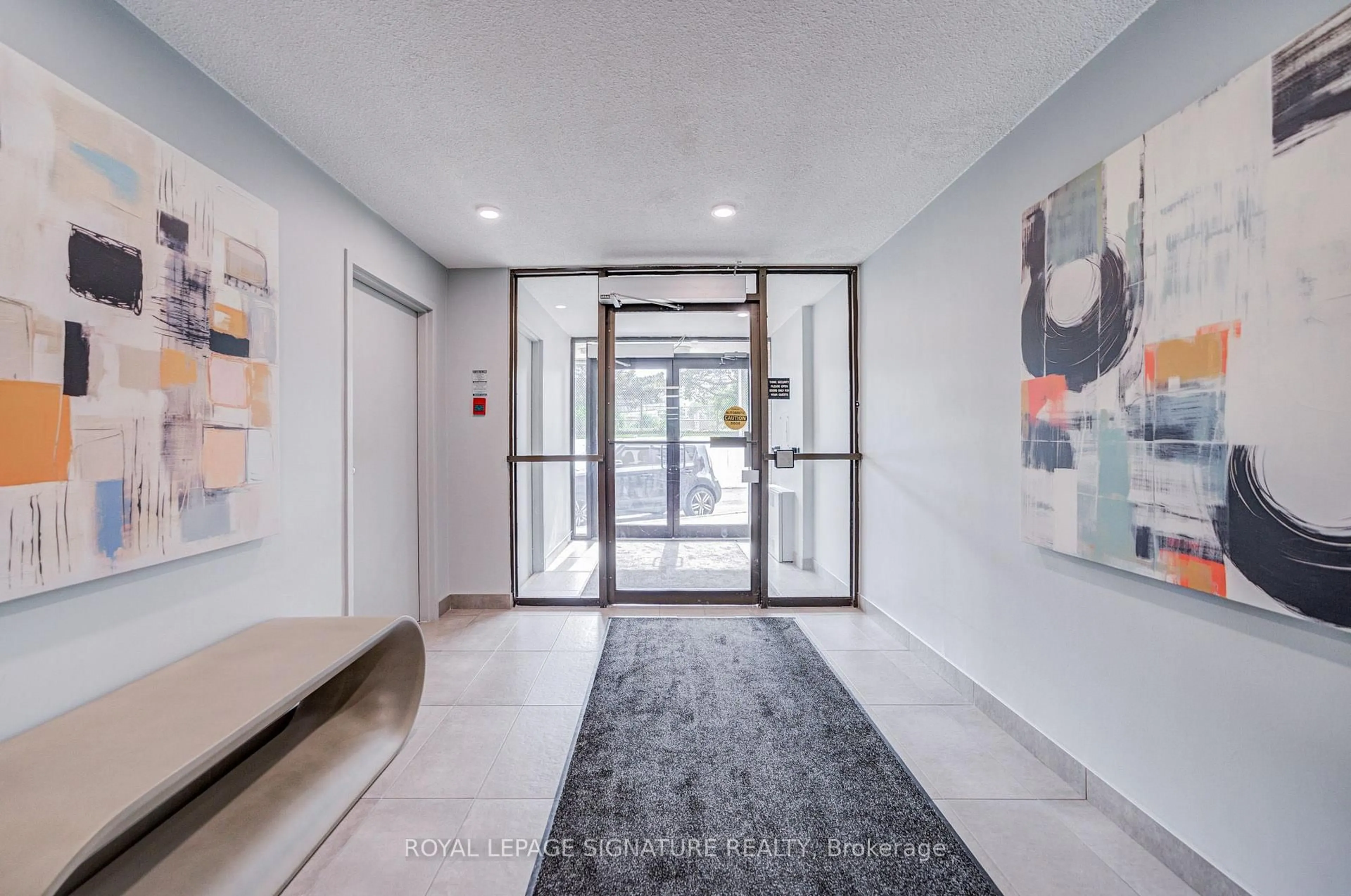Indoor entryway for 4060 Lawrence Ave #413, Toronto Ontario M1E 4V4