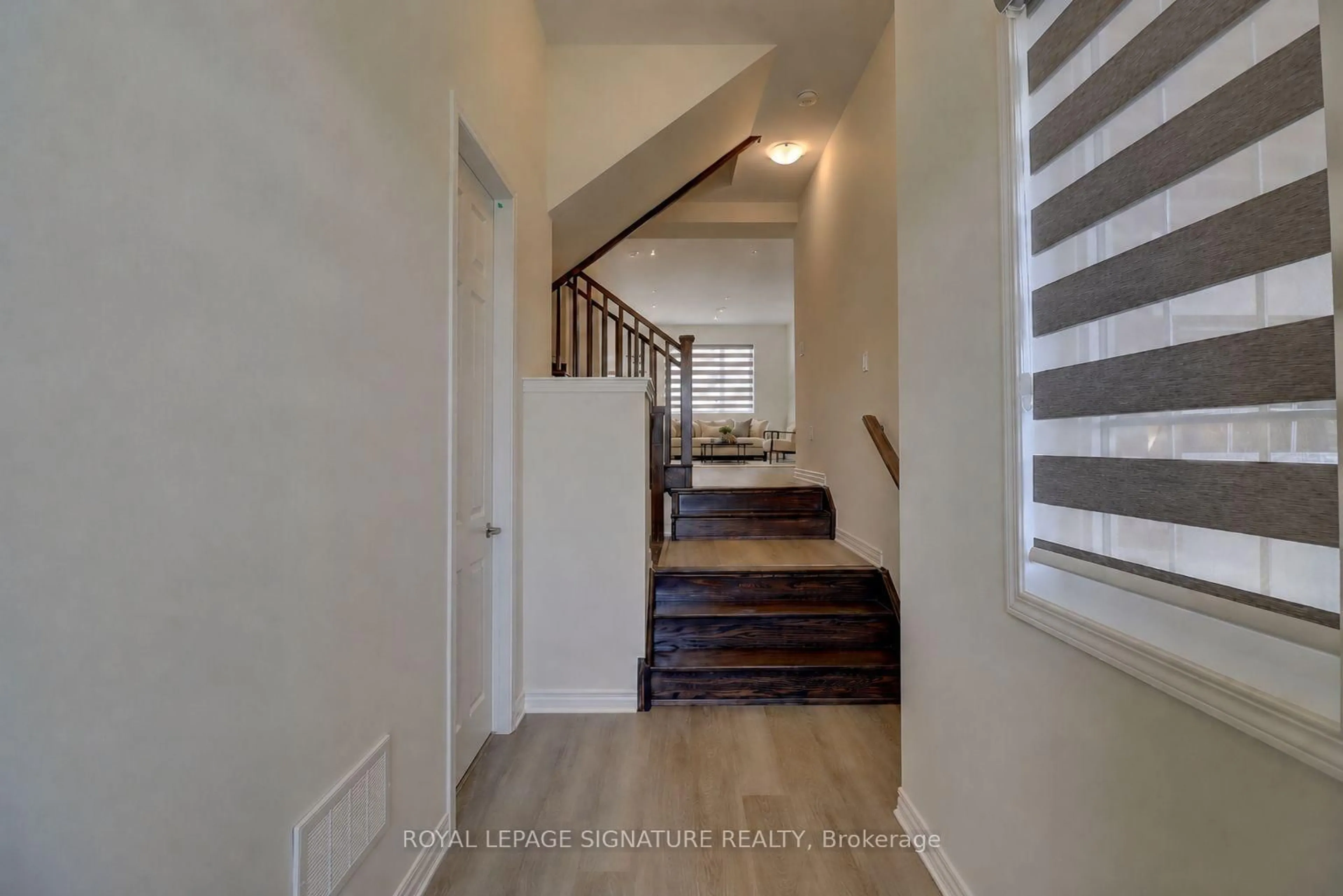 Indoor entryway for 3229 Chimney Swift Cres, Pickering Ontario L1X 0N3