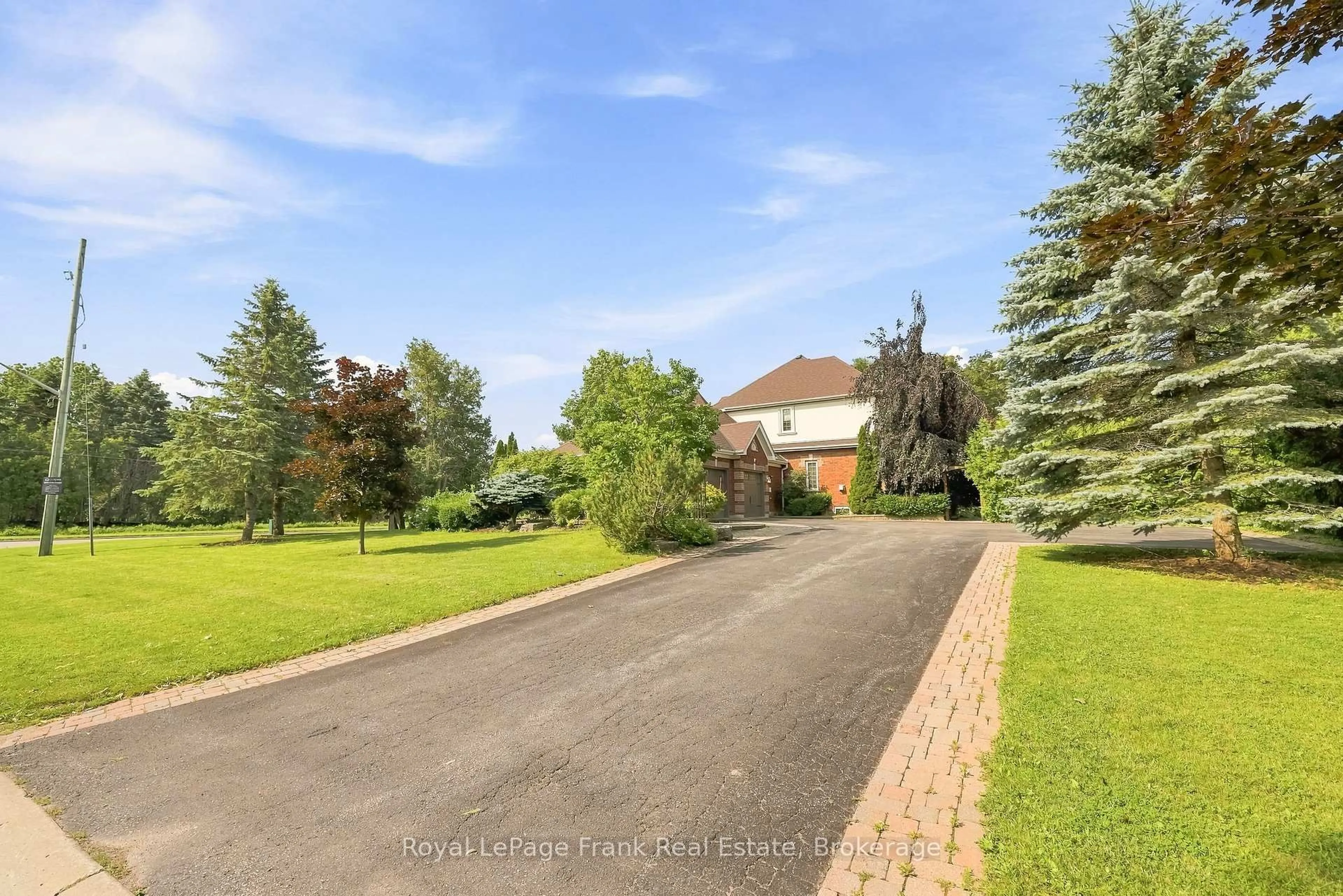 A pic from outside/outdoor area/front of a property/back of a property/a pic from drone, street for 2 Wilson House Dr, Whitby Ontario L0B 1A0