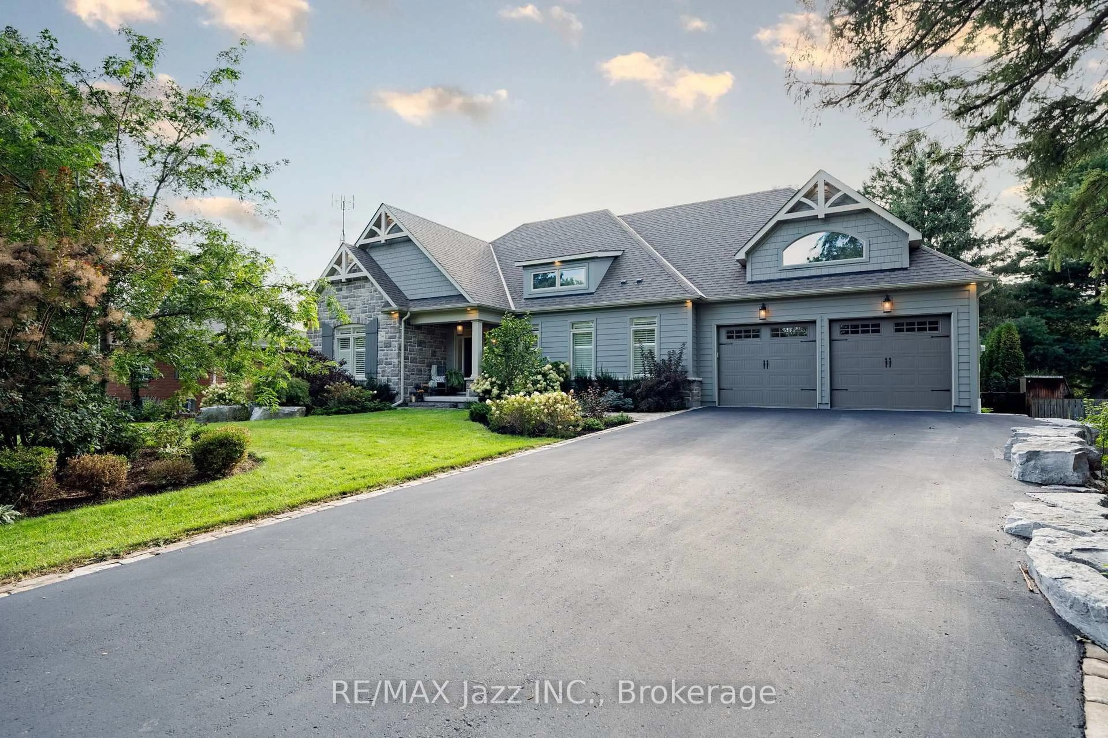 A pic from outside/outdoor area/front of a property/back of a property/a pic from drone, street for 54 Ward St, Whitby Ontario L1M 1G8