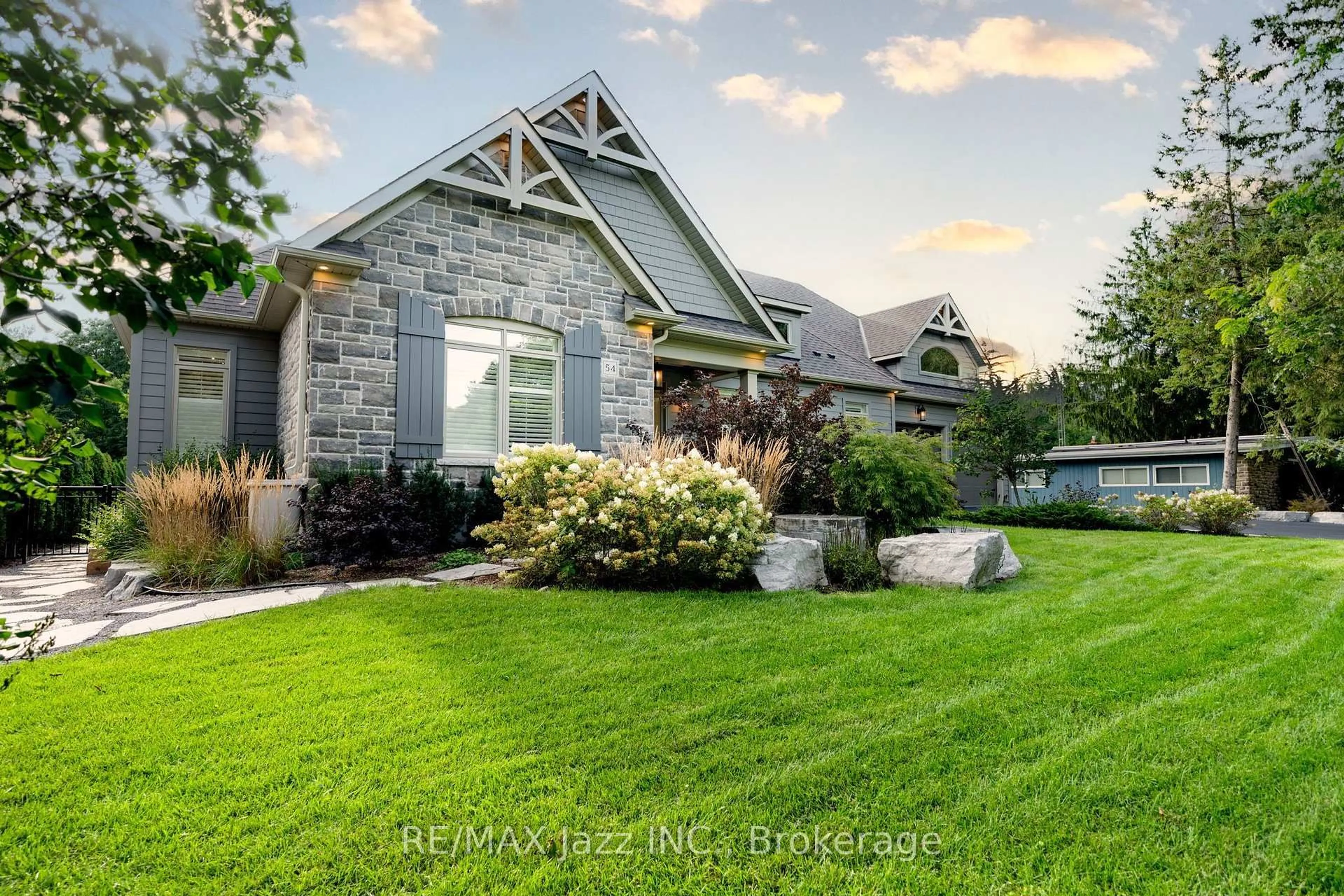 Unknown for 54 Ward St, Whitby Ontario L1M 1G8
