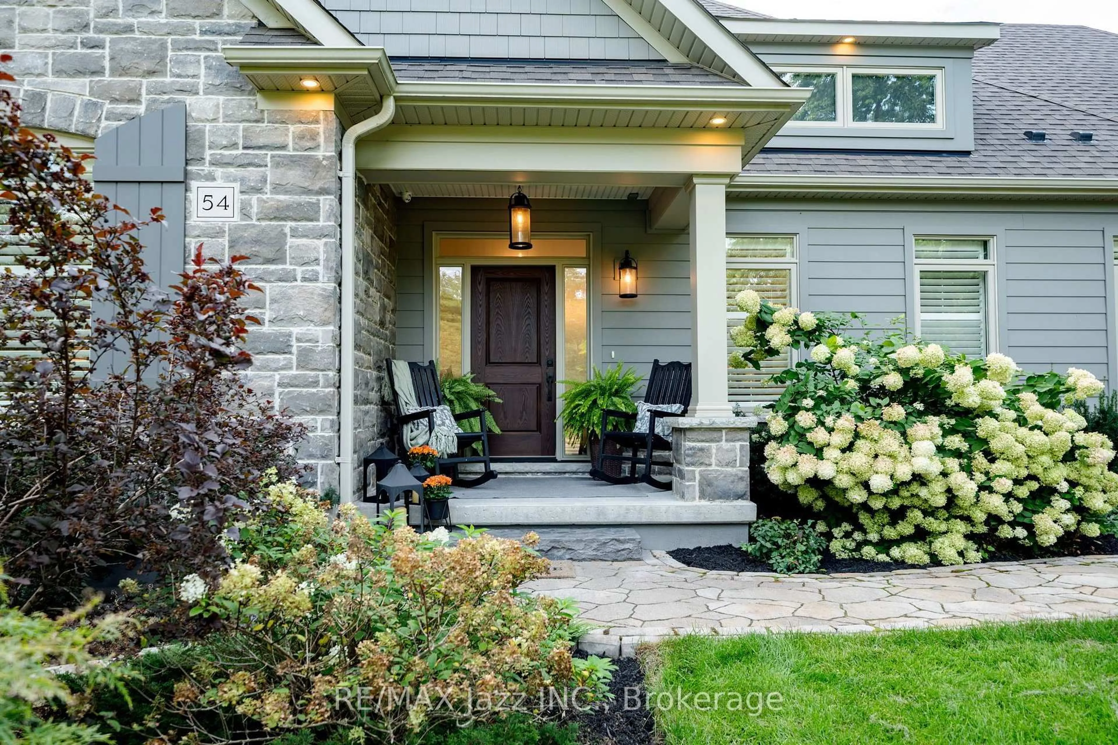 Indoor entryway for 54 Ward St, Whitby Ontario L1M 1G8