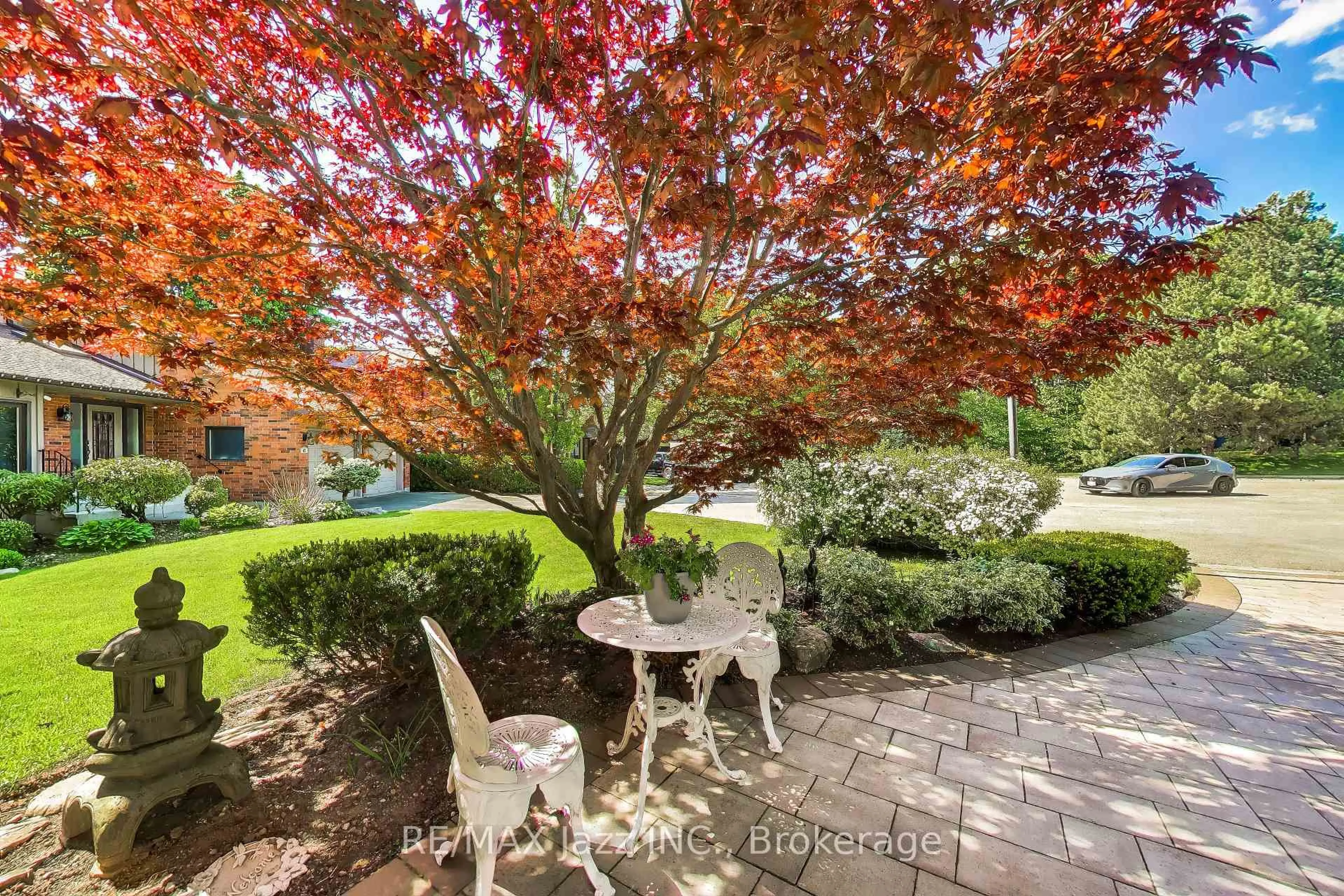 Patio, street for 45 Windsor Valley Pl, Clarington Ontario L1E 1J4