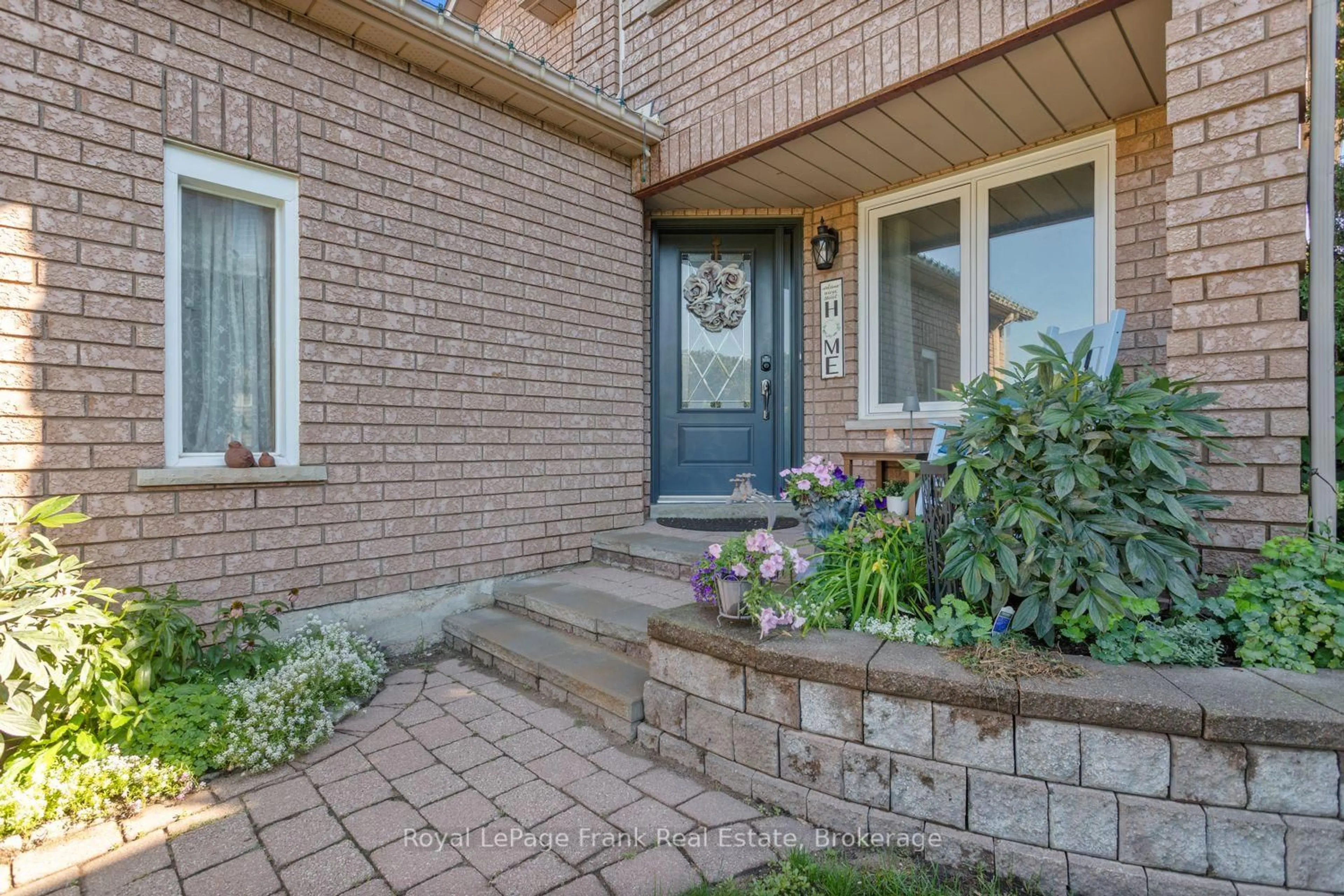 Unknown for 39 Mcivor St, Whitby Ontario L1R 2L7