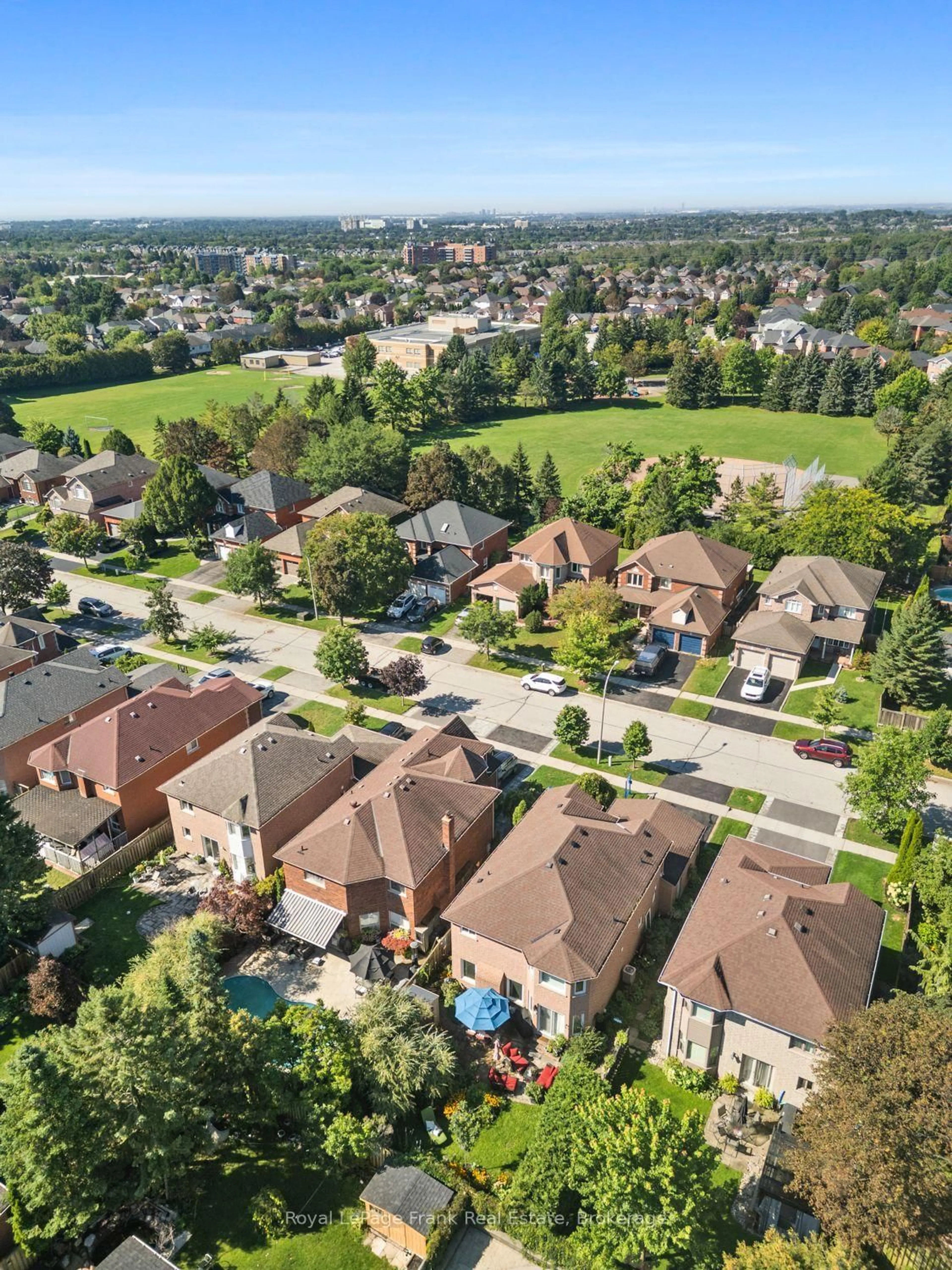 A pic from outside/outdoor area/front of a property/back of a property/a pic from drone, street for 39 Mcivor St, Whitby Ontario L1R 2L7