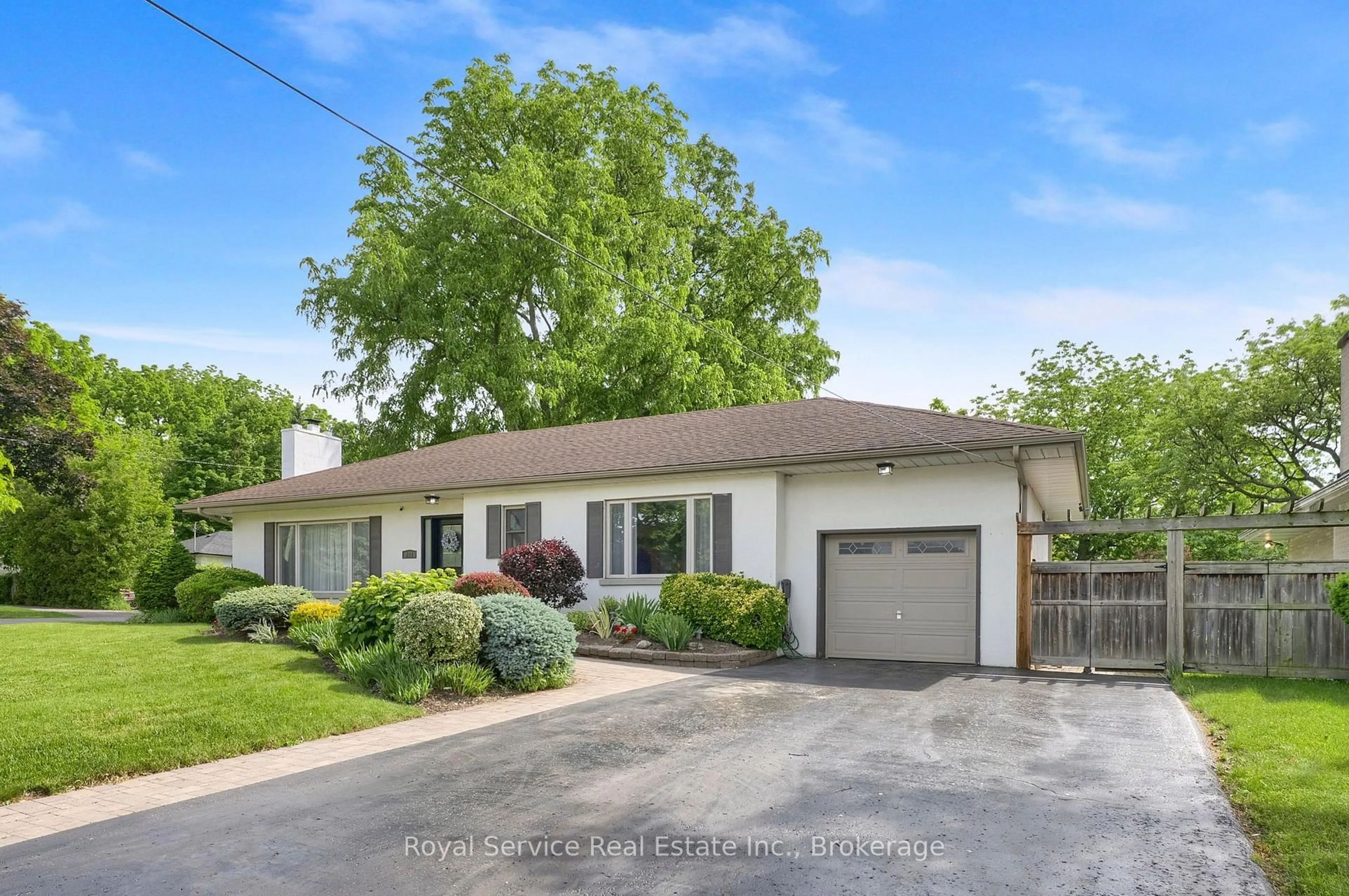 Home with vinyl exterior material, street for 801 King St, Whitby Ontario L1N 5A3