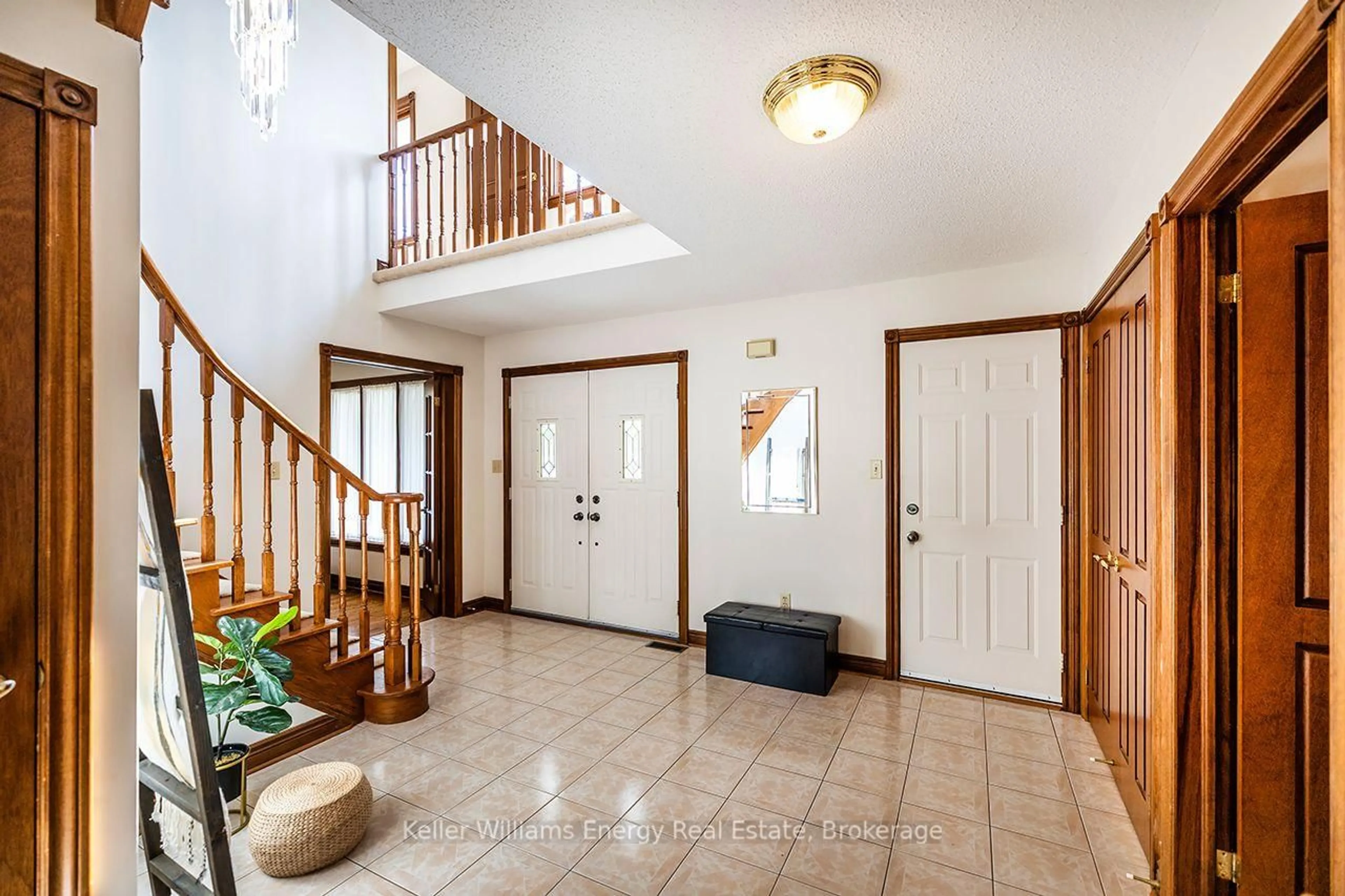 Indoor foyer for 75 Waverly St, Oshawa Ontario L1J 8G6
