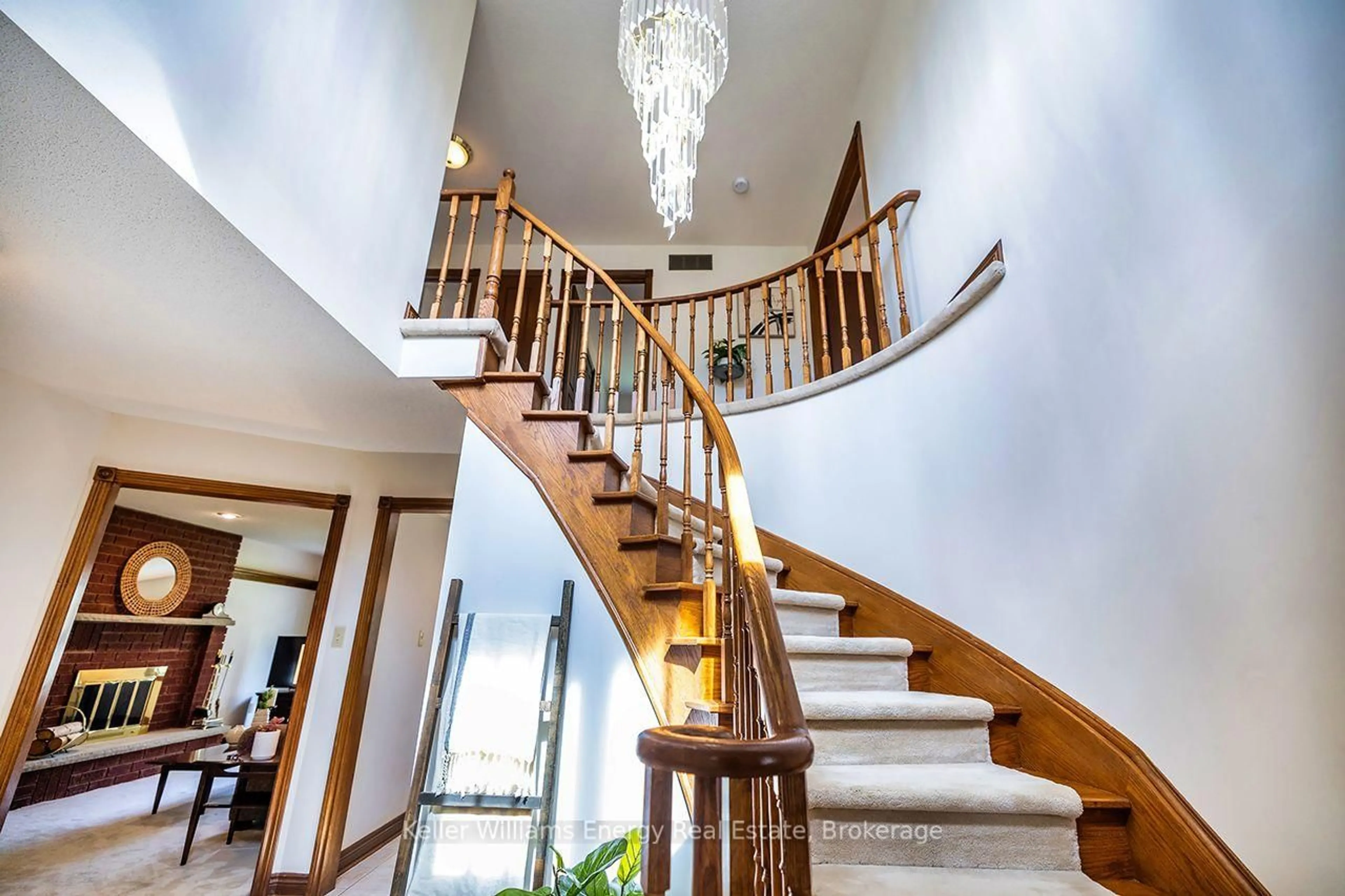Stairs for 75 Waverly St, Oshawa Ontario L1J 8G6