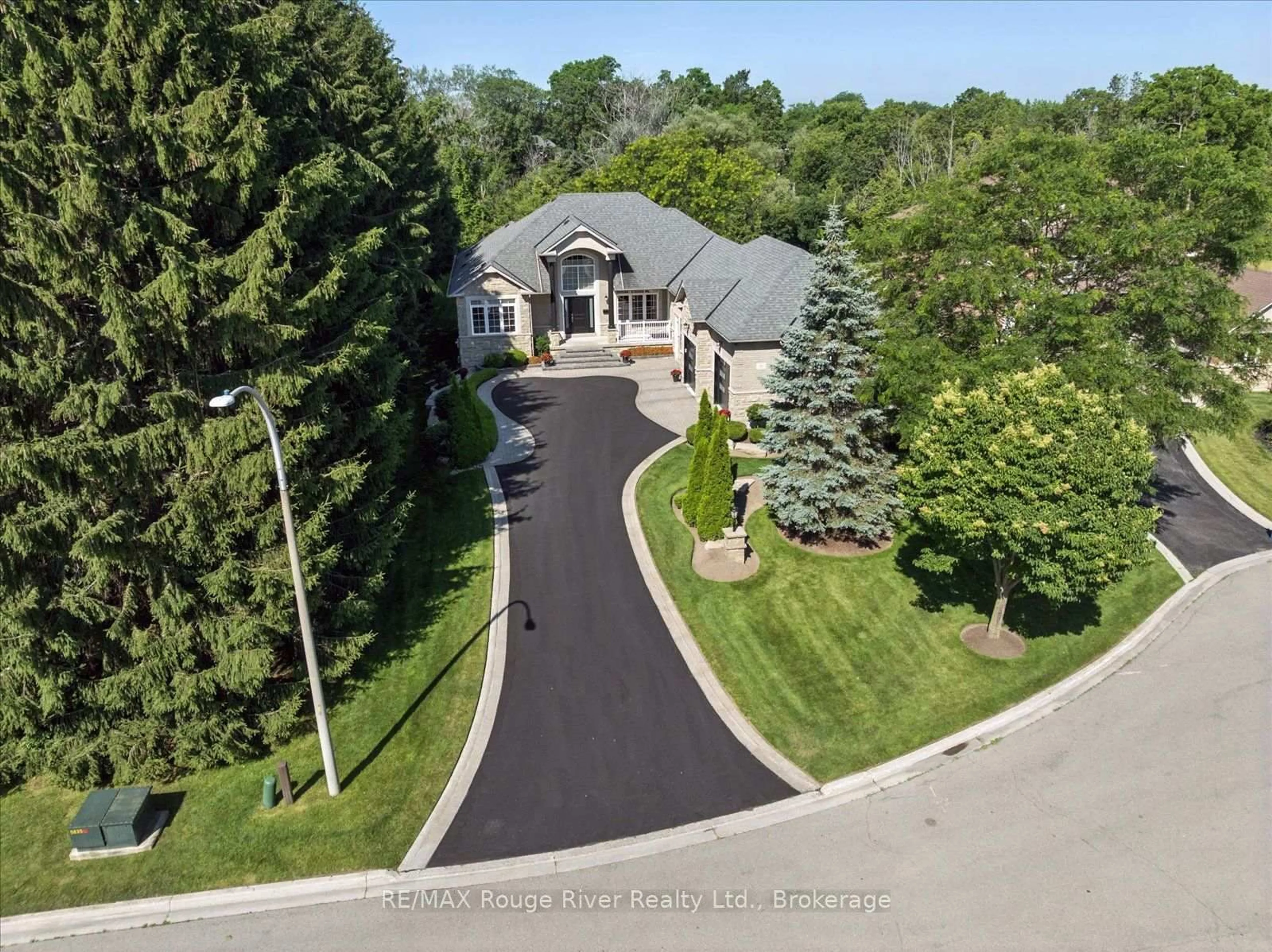 A pic from outside/outdoor area/front of a property/back of a property/a pic from drone, street for 26 Hanover Crt, Whitby Ontario L1N 7J2