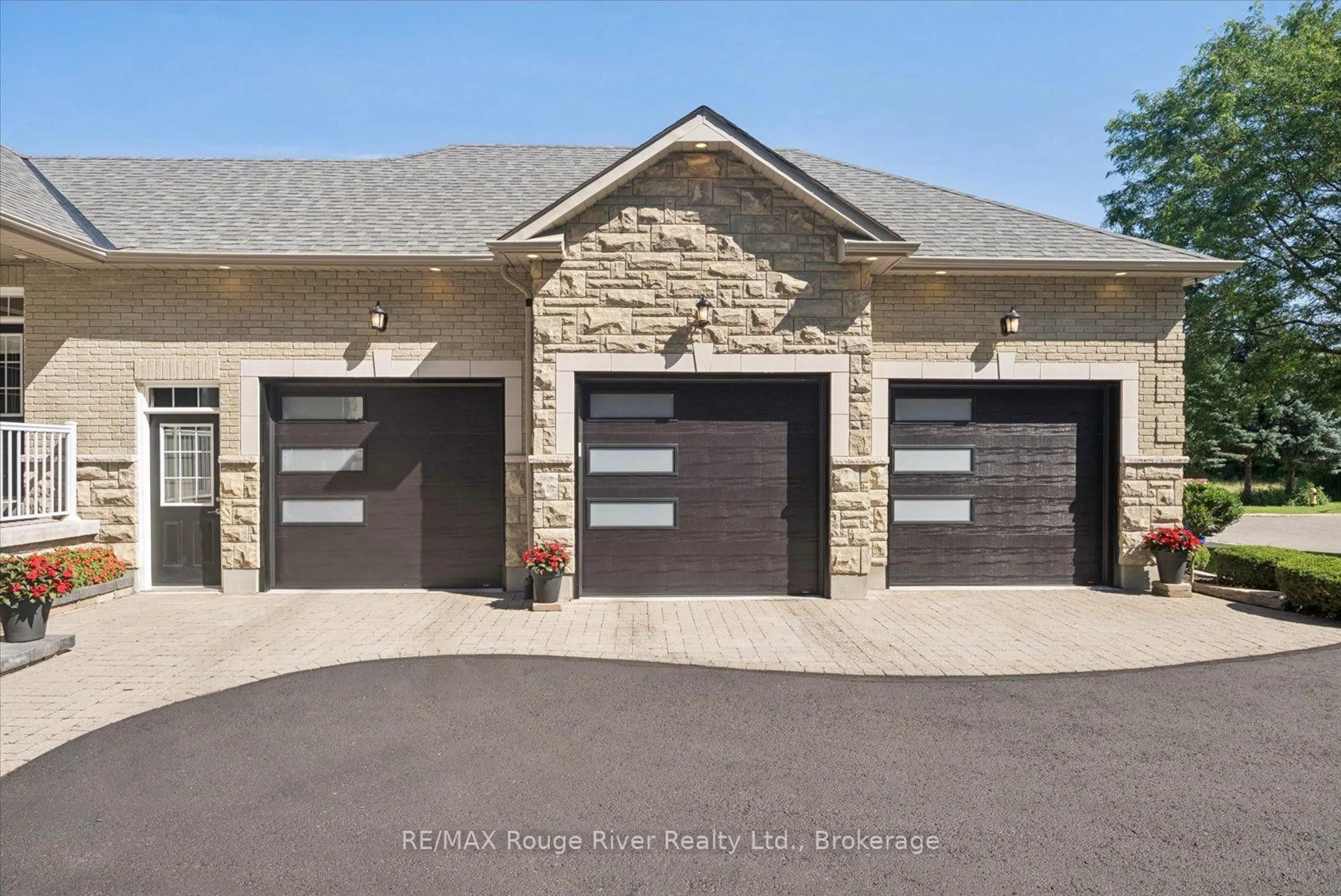 Indoor garage for 26 Hanover Crt, Whitby Ontario L1N 7J2