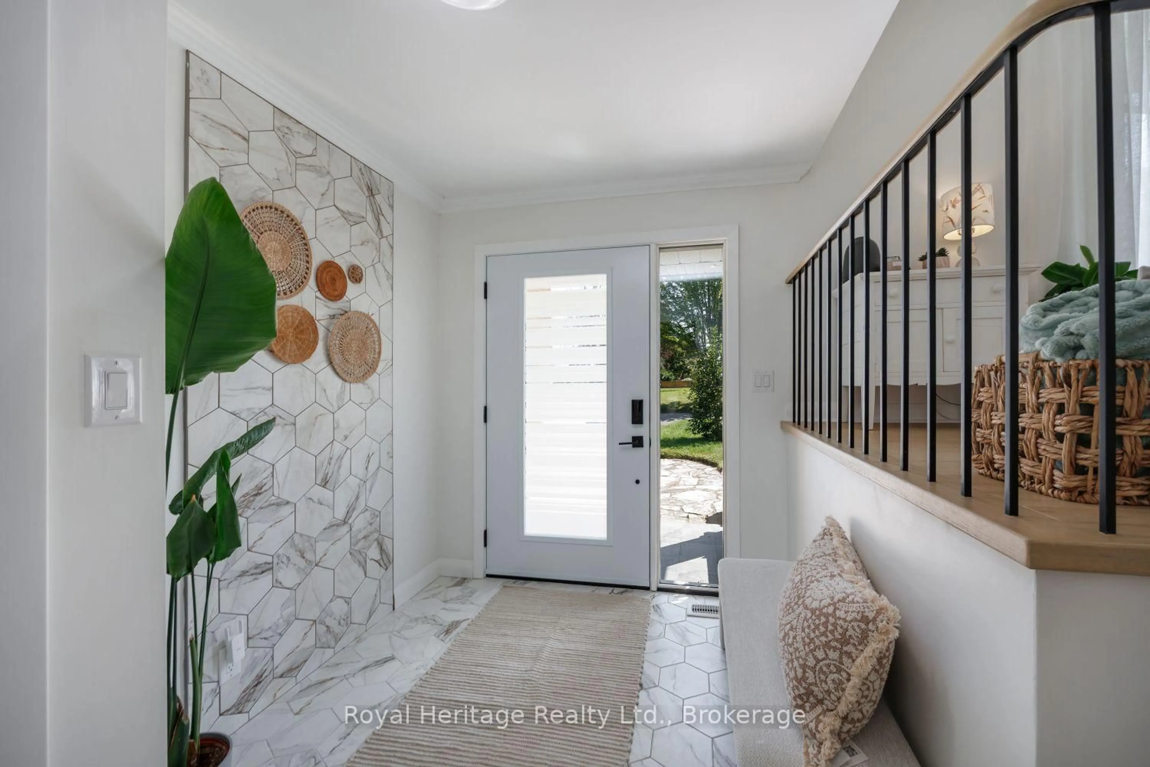 Indoor entryway for 396 Jane Ave, Oshawa Ontario L1J 3L4