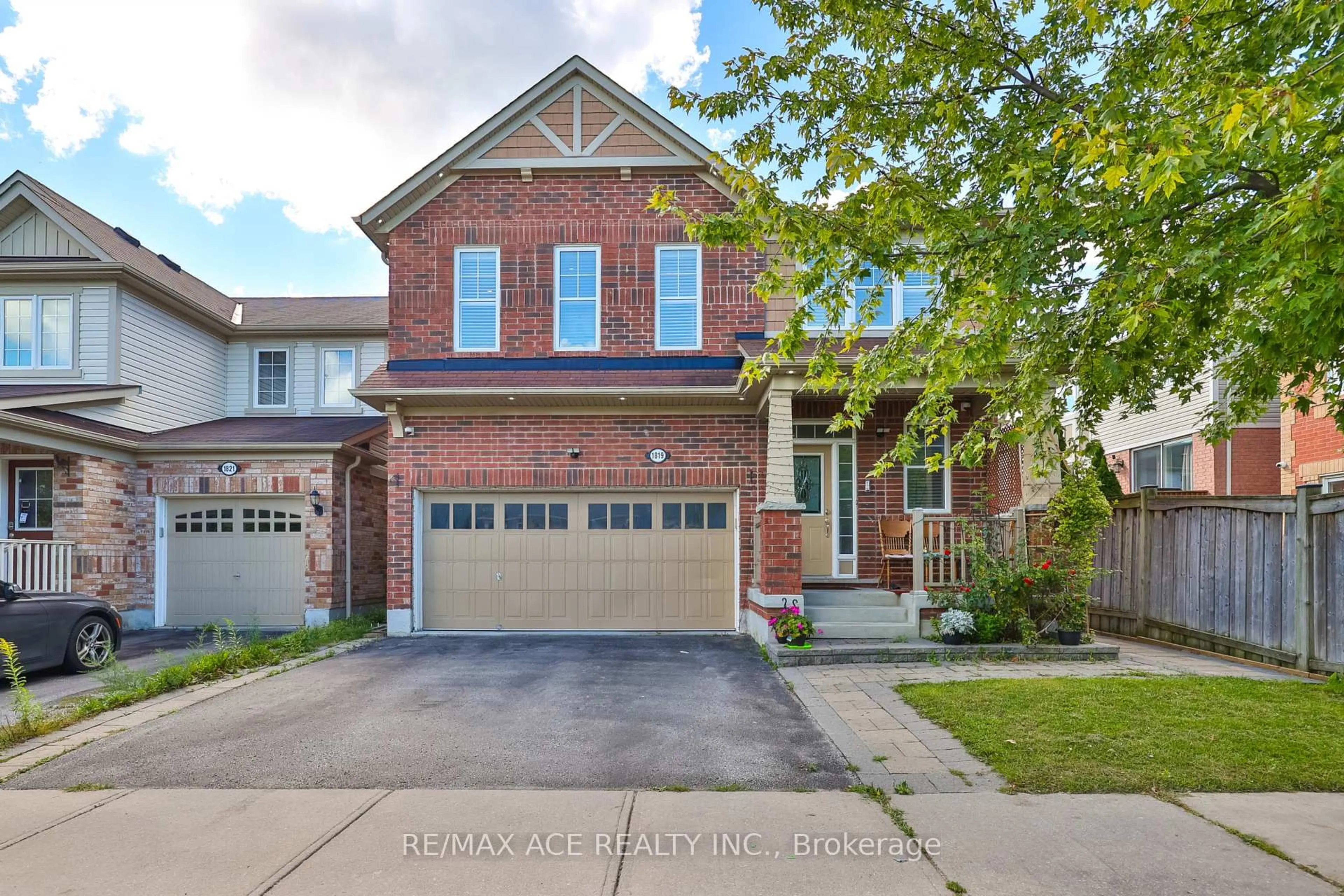 Home with brick exterior material, street for 1819 Misthollow Dr, Pickering Ontario L1X 0A7