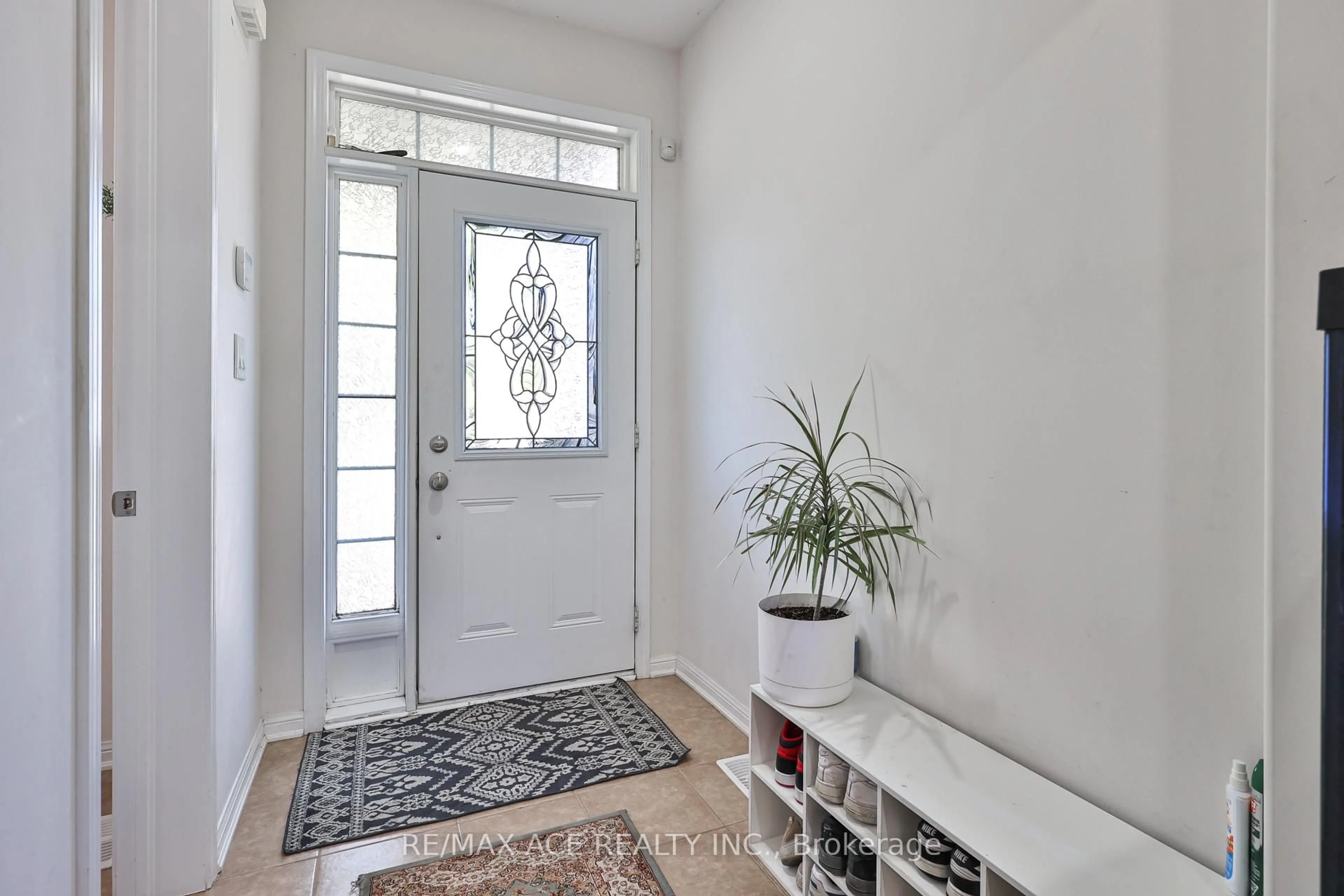 Indoor entryway for 1819 Misthollow Dr, Pickering Ontario L1X 0A7