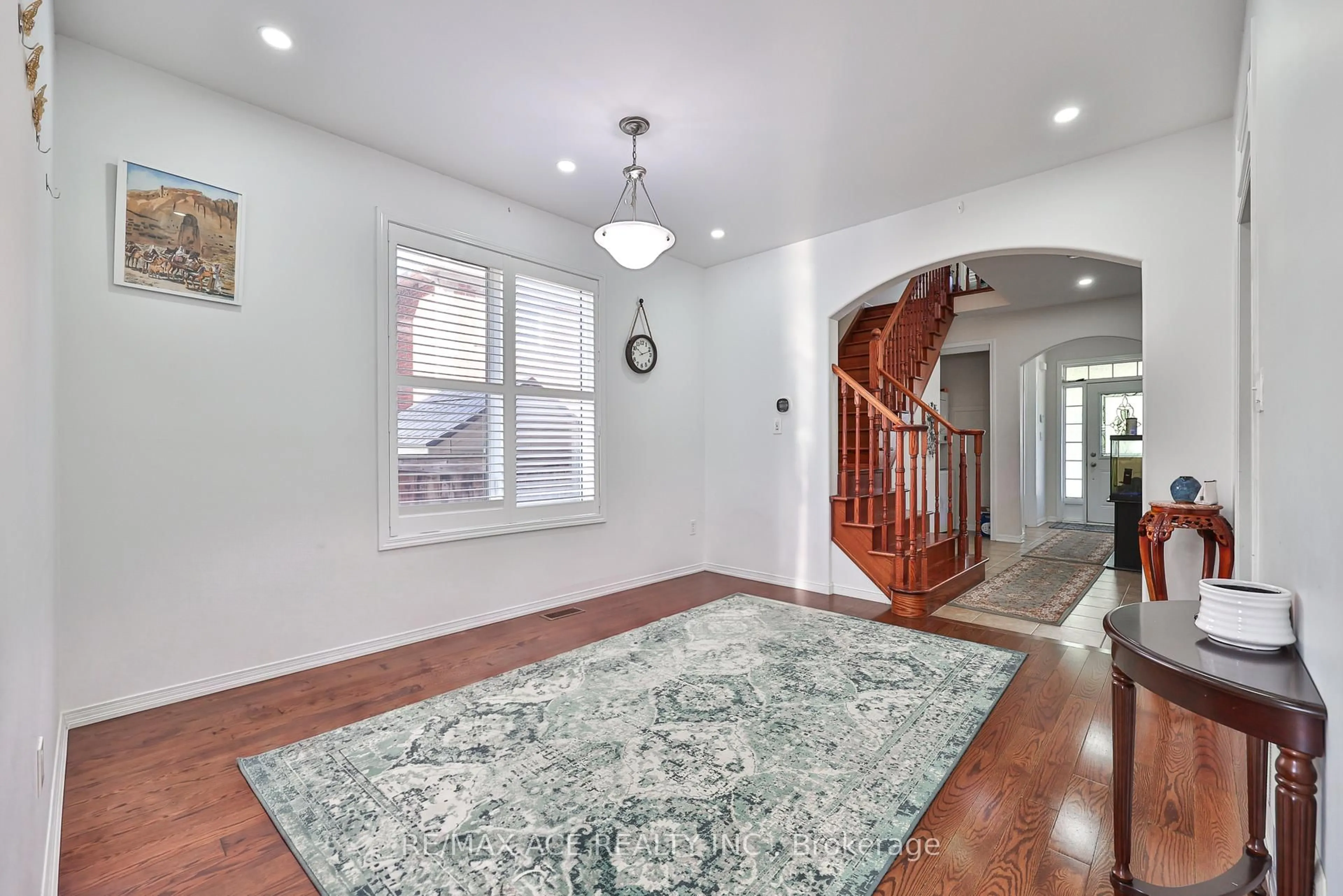 Indoor entryway for 1819 Misthollow Dr, Pickering Ontario L1X 0A7
