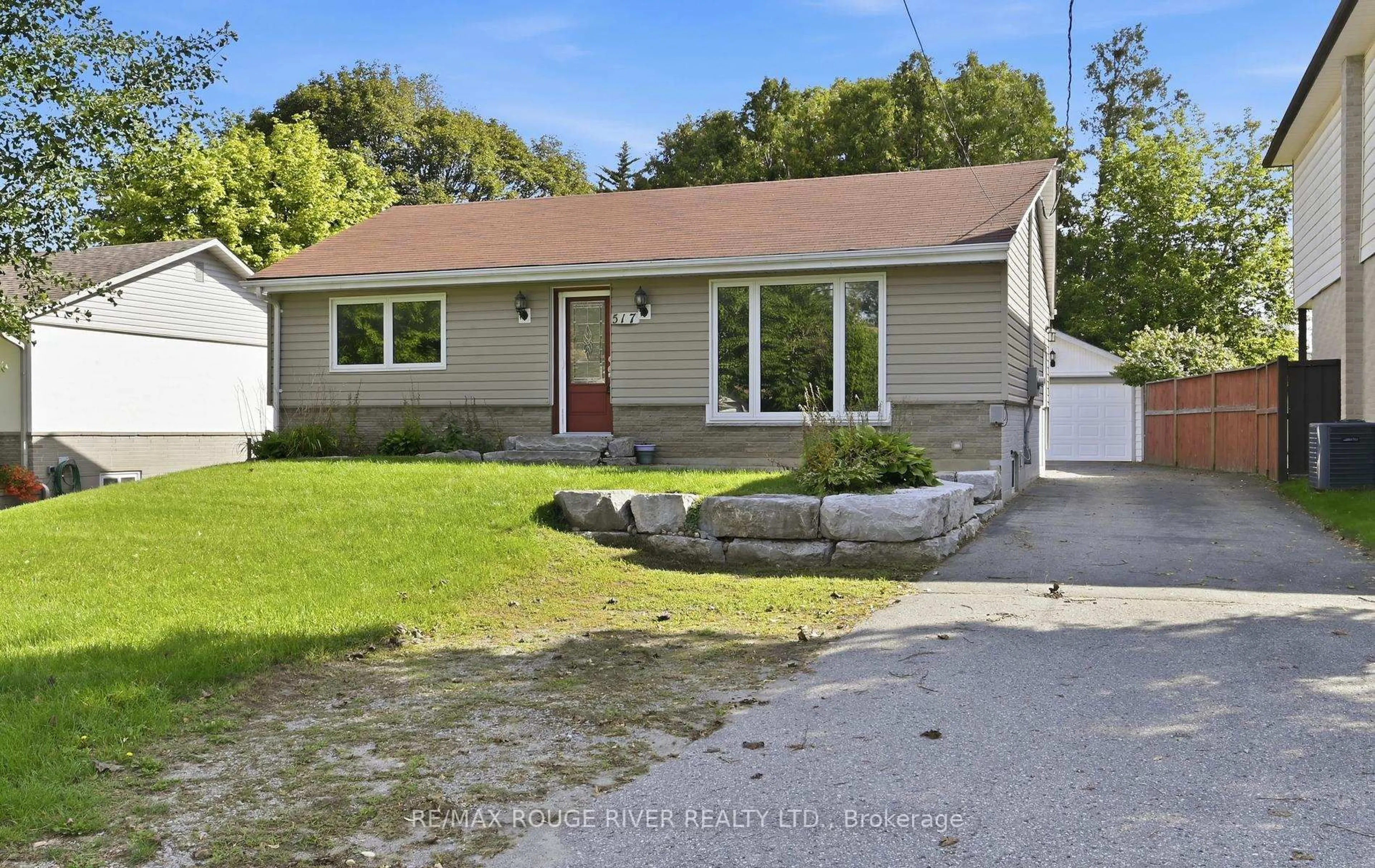 Home with vinyl exterior material, street for 517 Kent St, Whitby Ontario L1N 4Y8