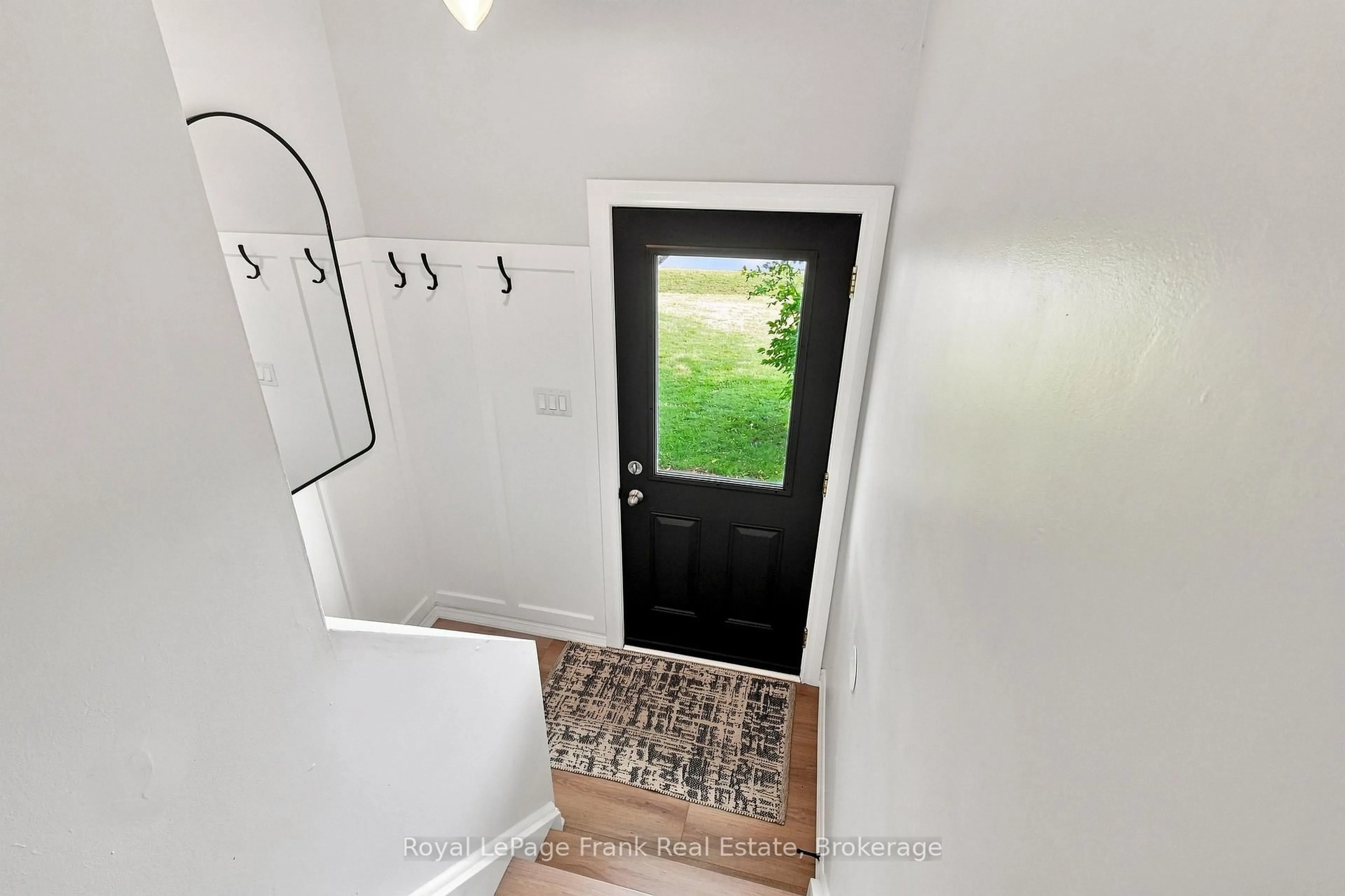 Indoor entryway for 445 Bay St, Scugog Ontario L9L 1M7