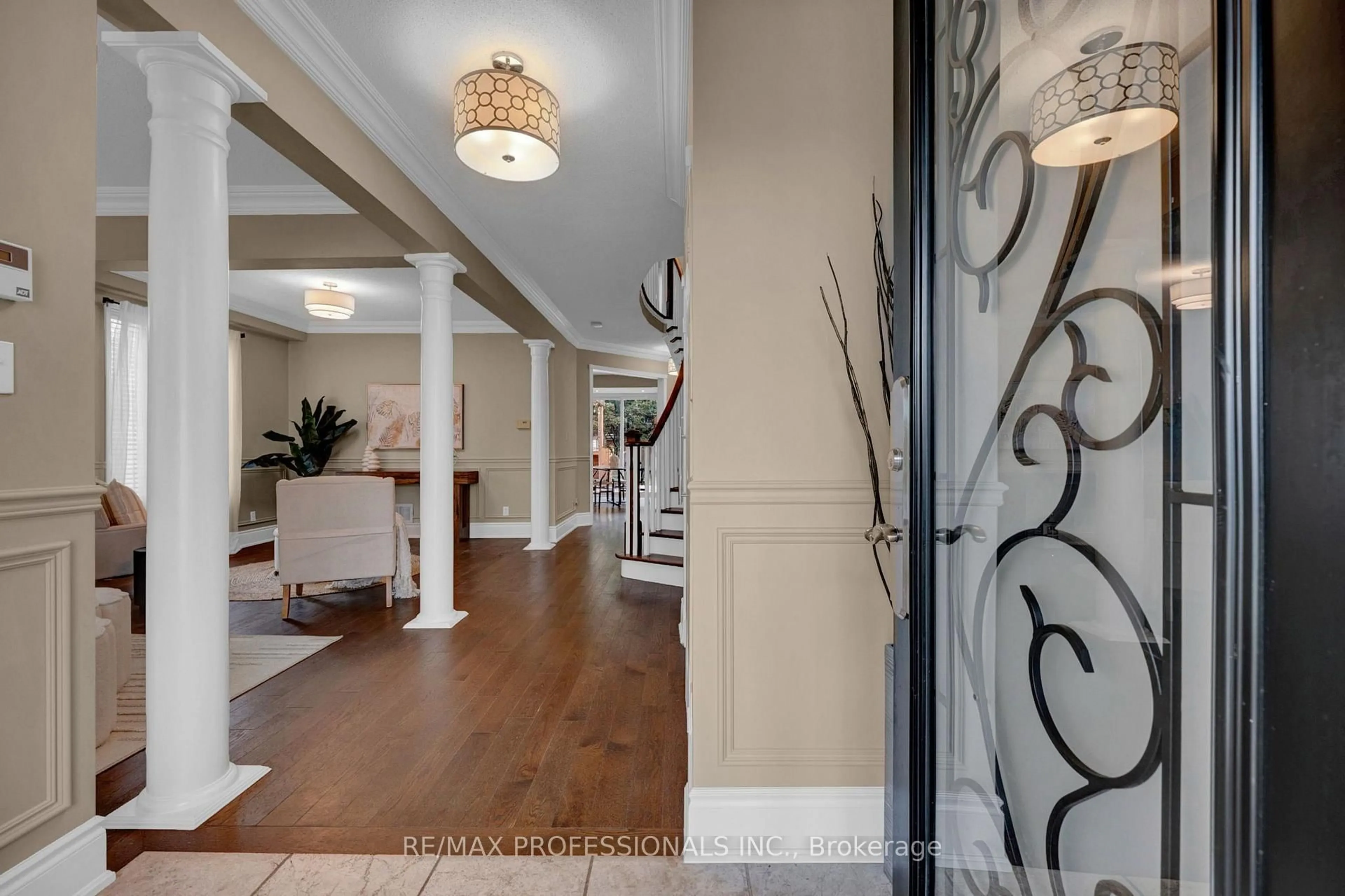 Indoor entryway for 8 Shelter Bay Crt, Whitby Ontario L1N 9P5