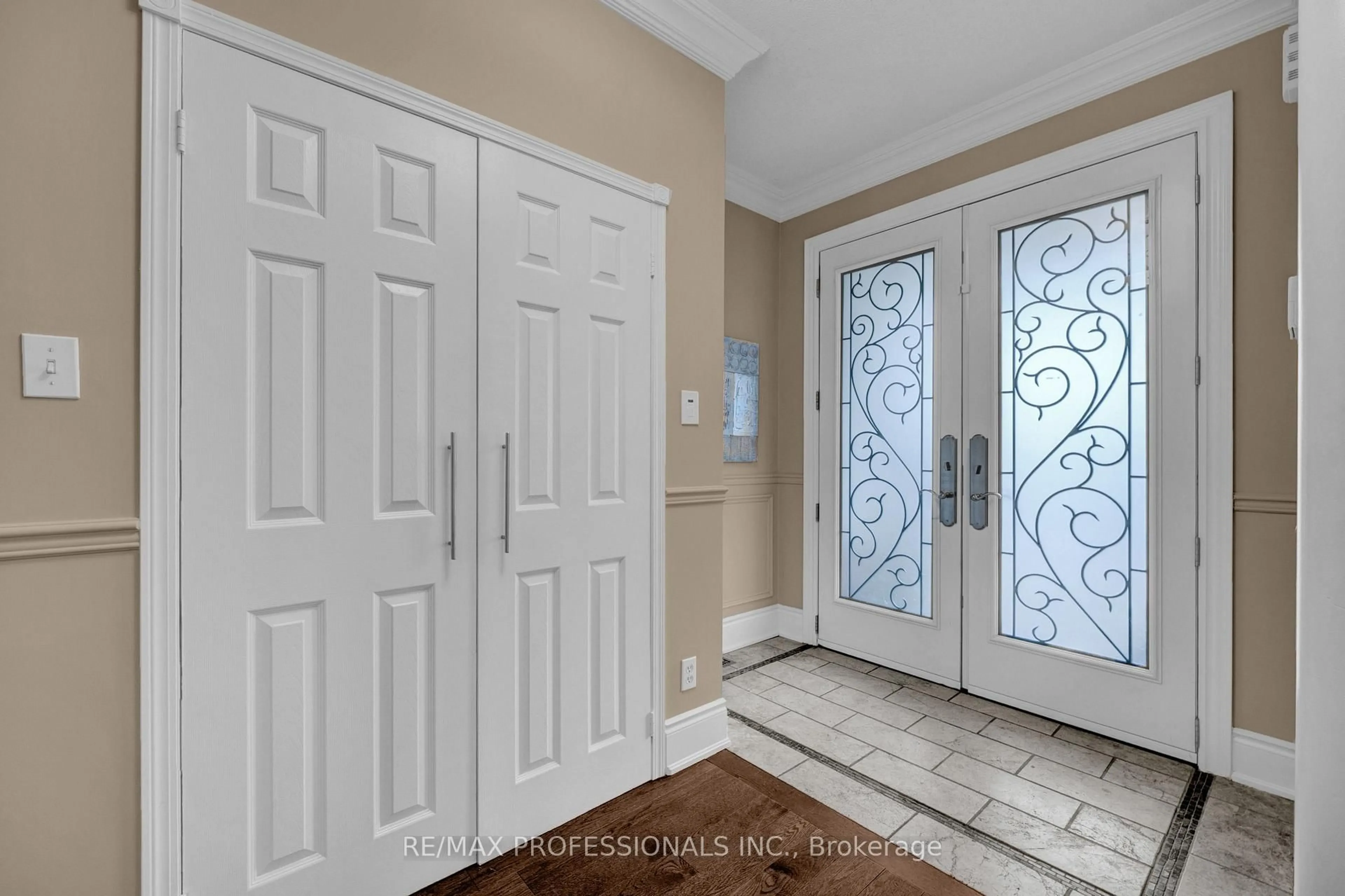 Indoor entryway for 8 Shelter Bay Crt, Whitby Ontario L1N 9P5