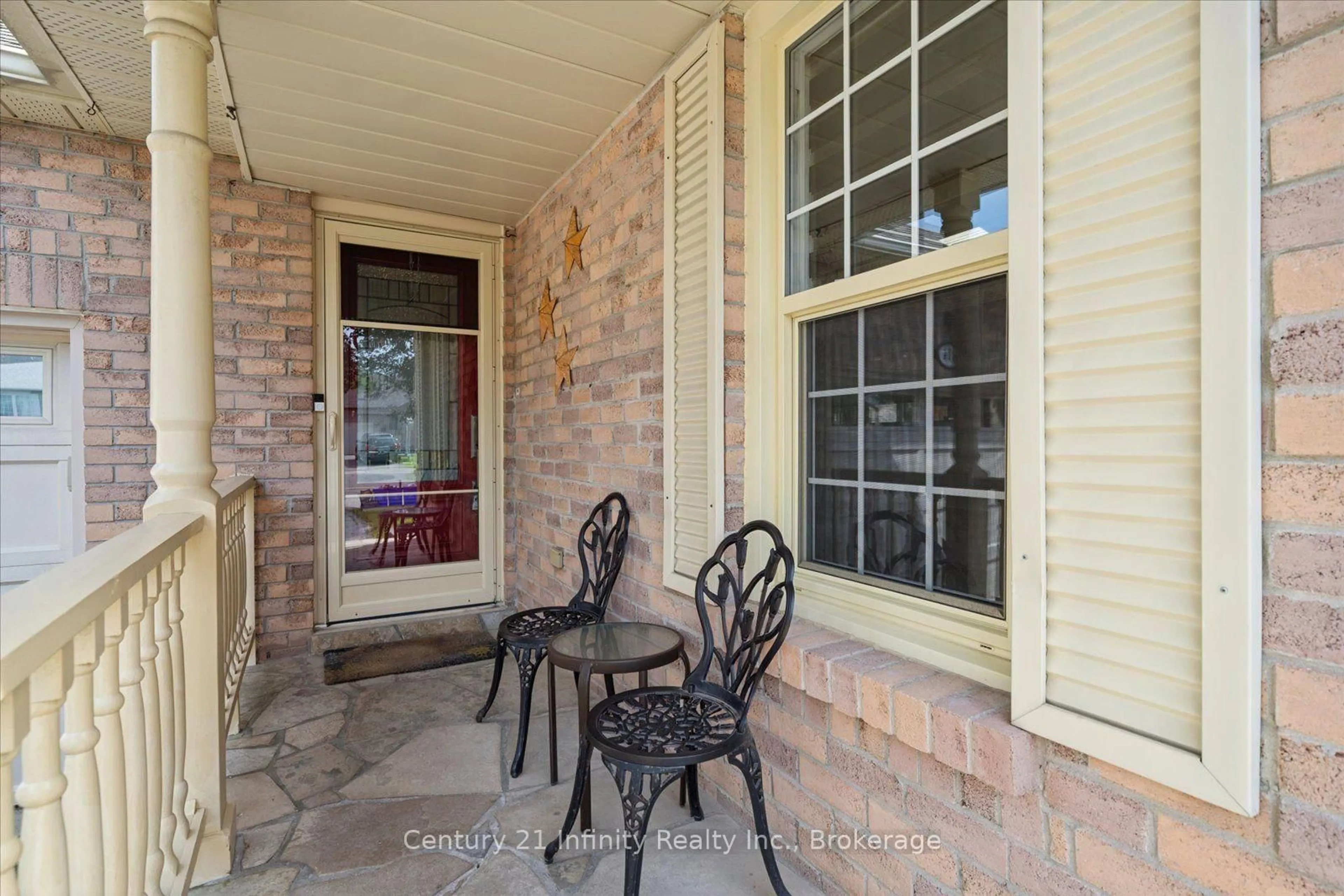 Patio, street for 814 Lochness Cres, Oshawa Ontario L1J 7P6