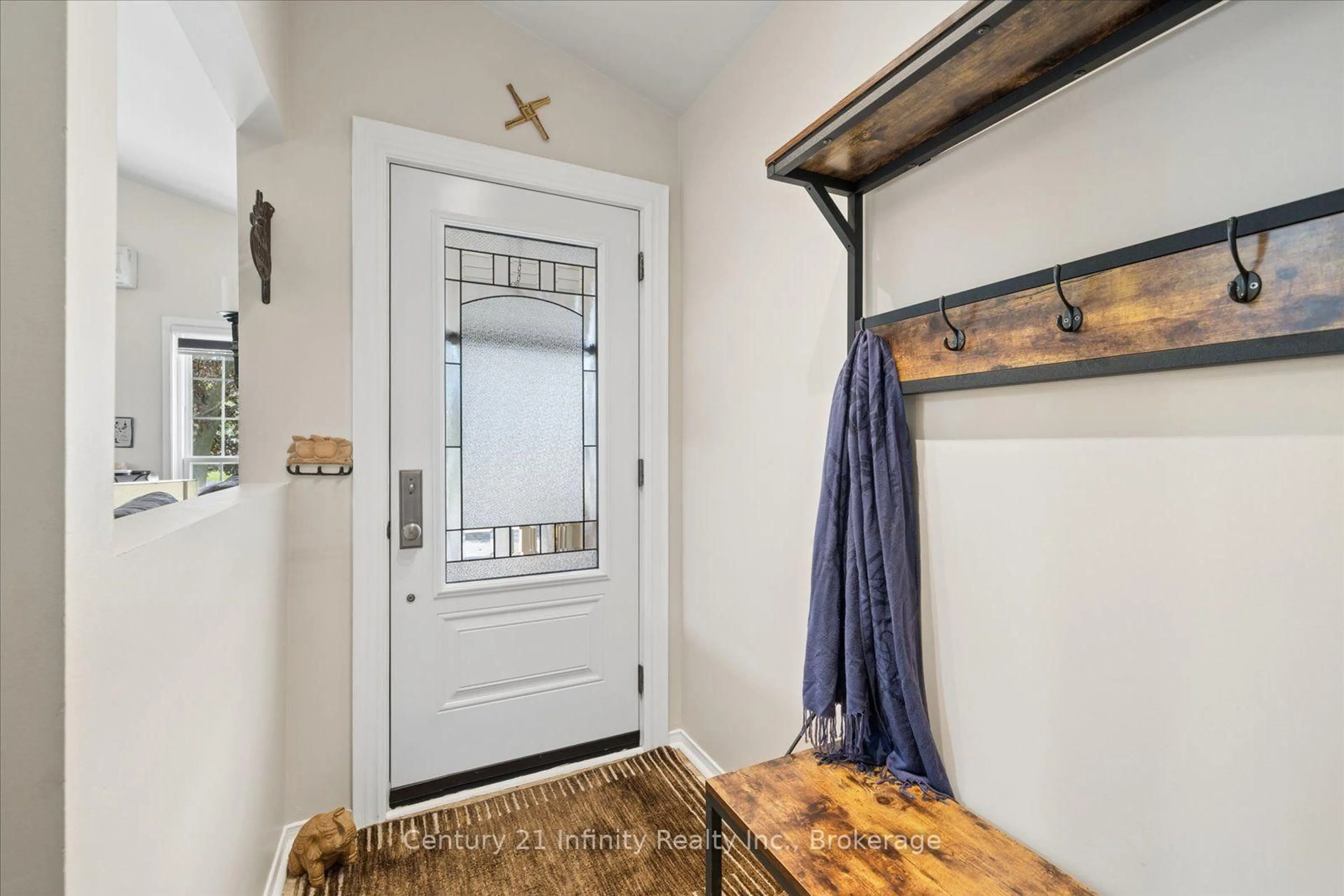 Indoor entryway for 814 Lochness Cres, Oshawa Ontario L1J 7P6