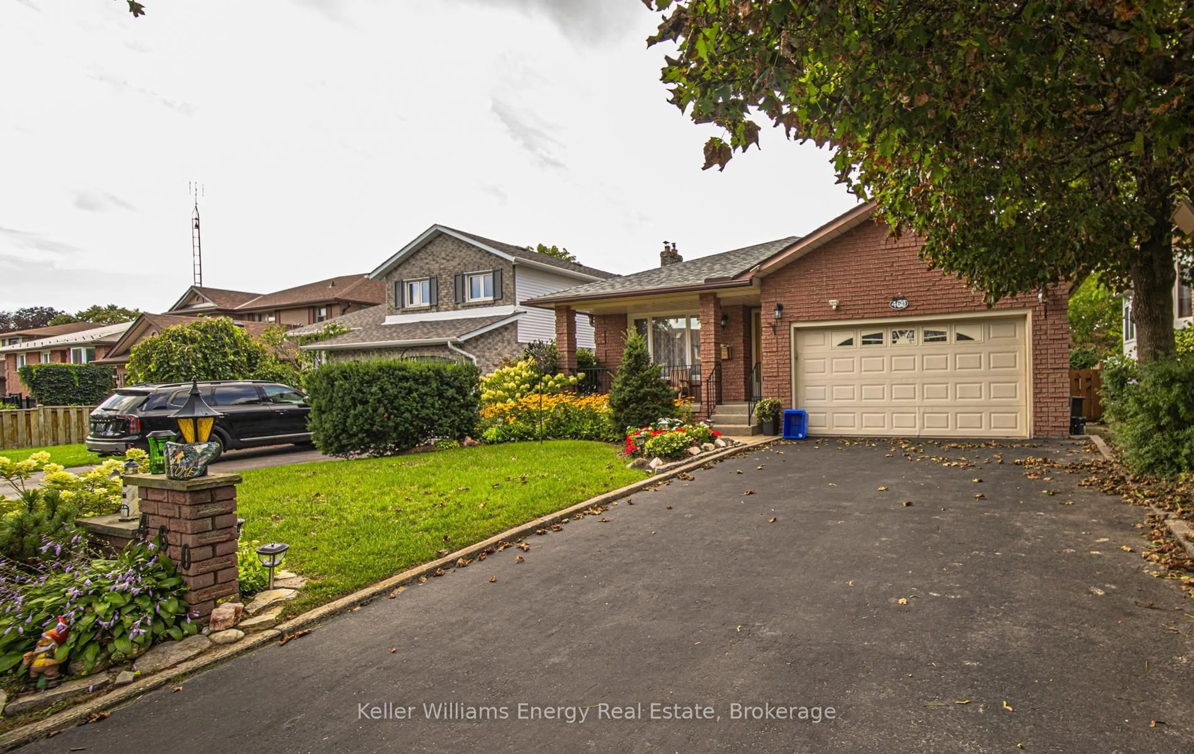 A pic from outside/outdoor area/front of a property/back of a property/a pic from drone, street for 460 Labrador Dr, Oshawa Ontario L1H 7E9