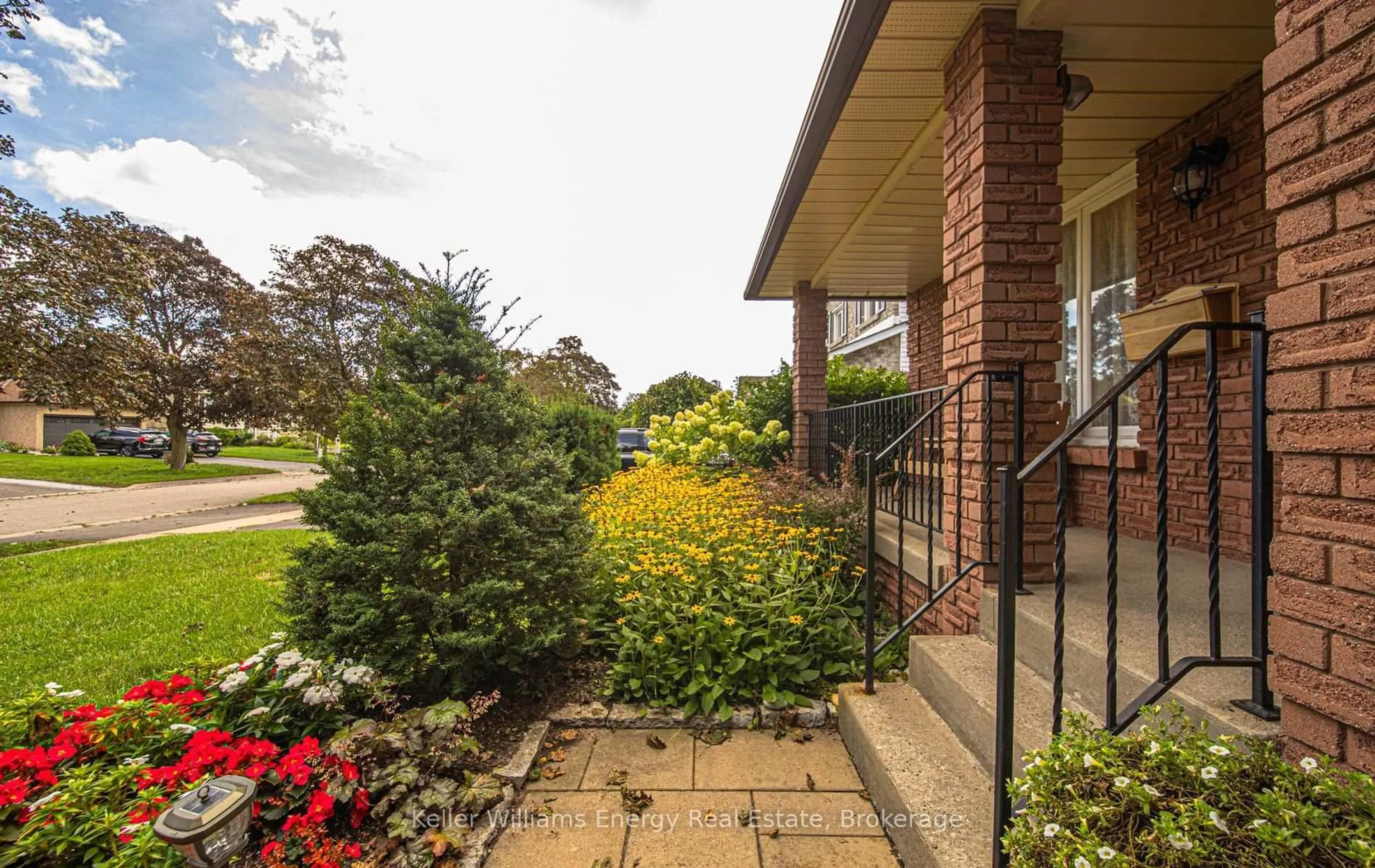Patio, street for 460 Labrador Dr, Oshawa Ontario L1H 7E9