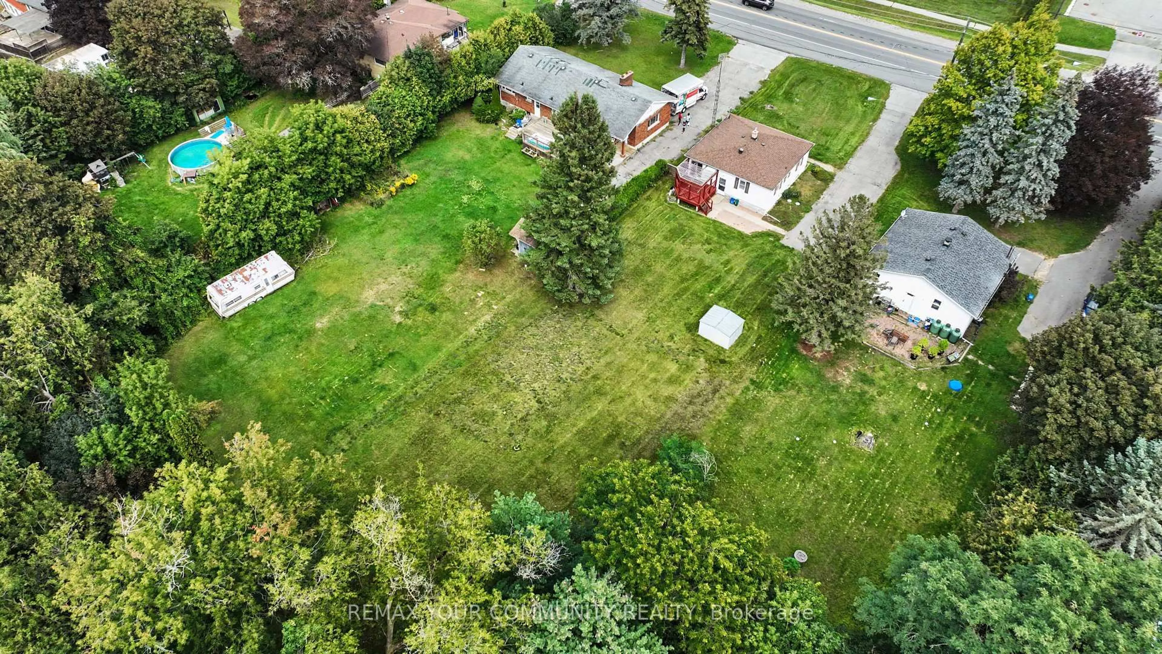 A pic from outside/outdoor area/front of a property/back of a property/a pic from drone, street for 4690 Baldwin St, Whitby Ontario L1R 2W4