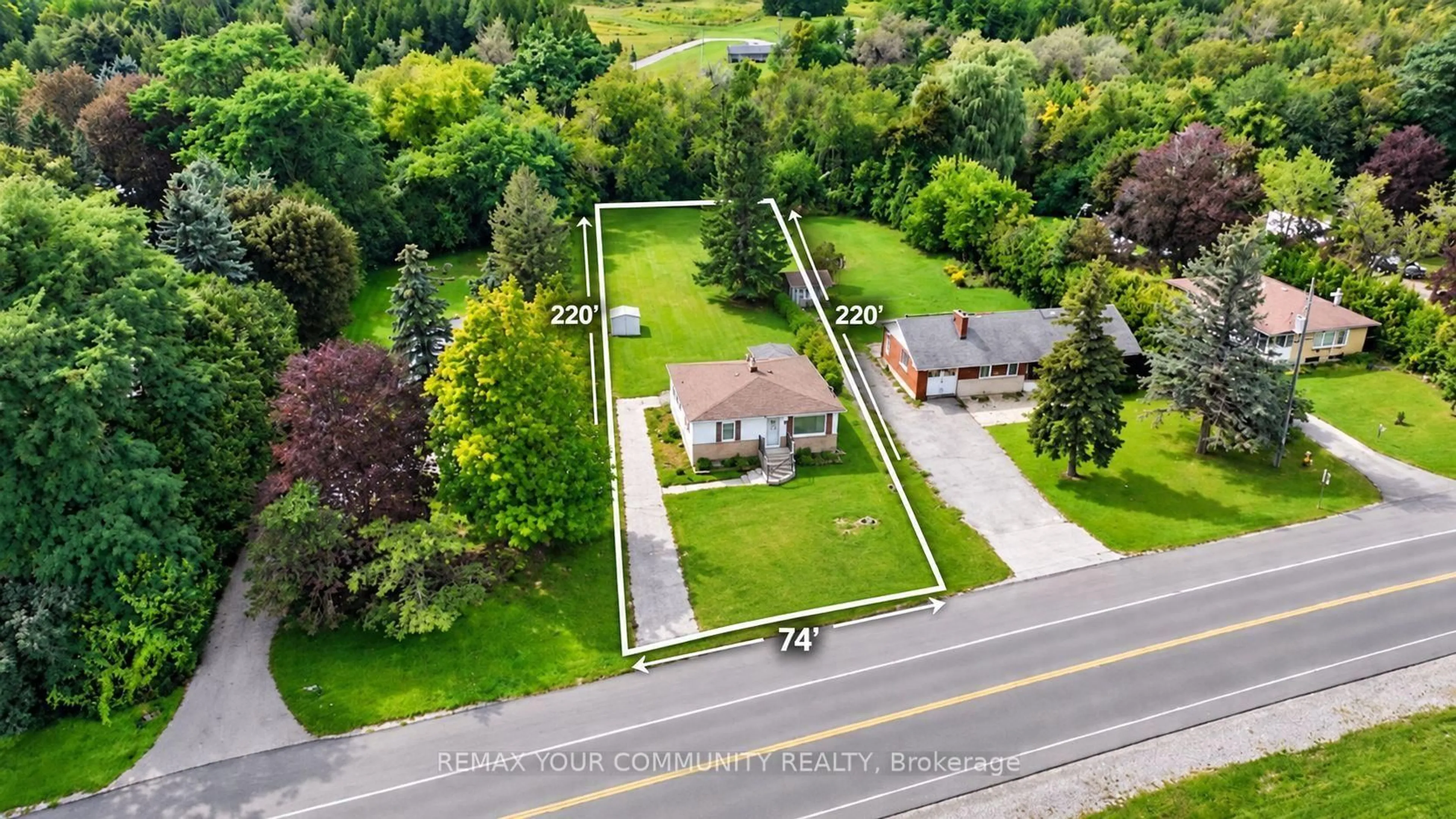 A pic from outside/outdoor area/front of a property/back of a property/a pic from drone, street for 4690 Baldwin St, Whitby Ontario L1R 2W4