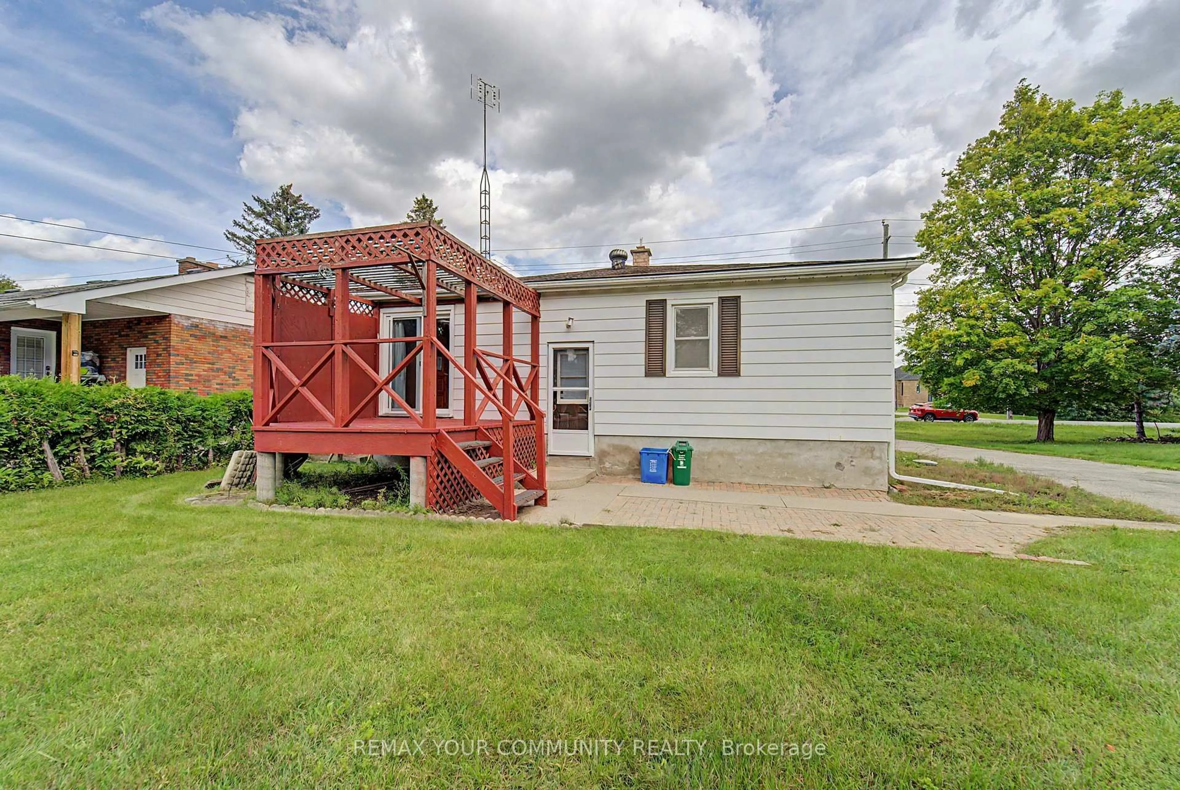 A pic from outside/outdoor area/front of a property/back of a property/a pic from drone, unknown for 4690 Baldwin St, Whitby Ontario L1R 2W4