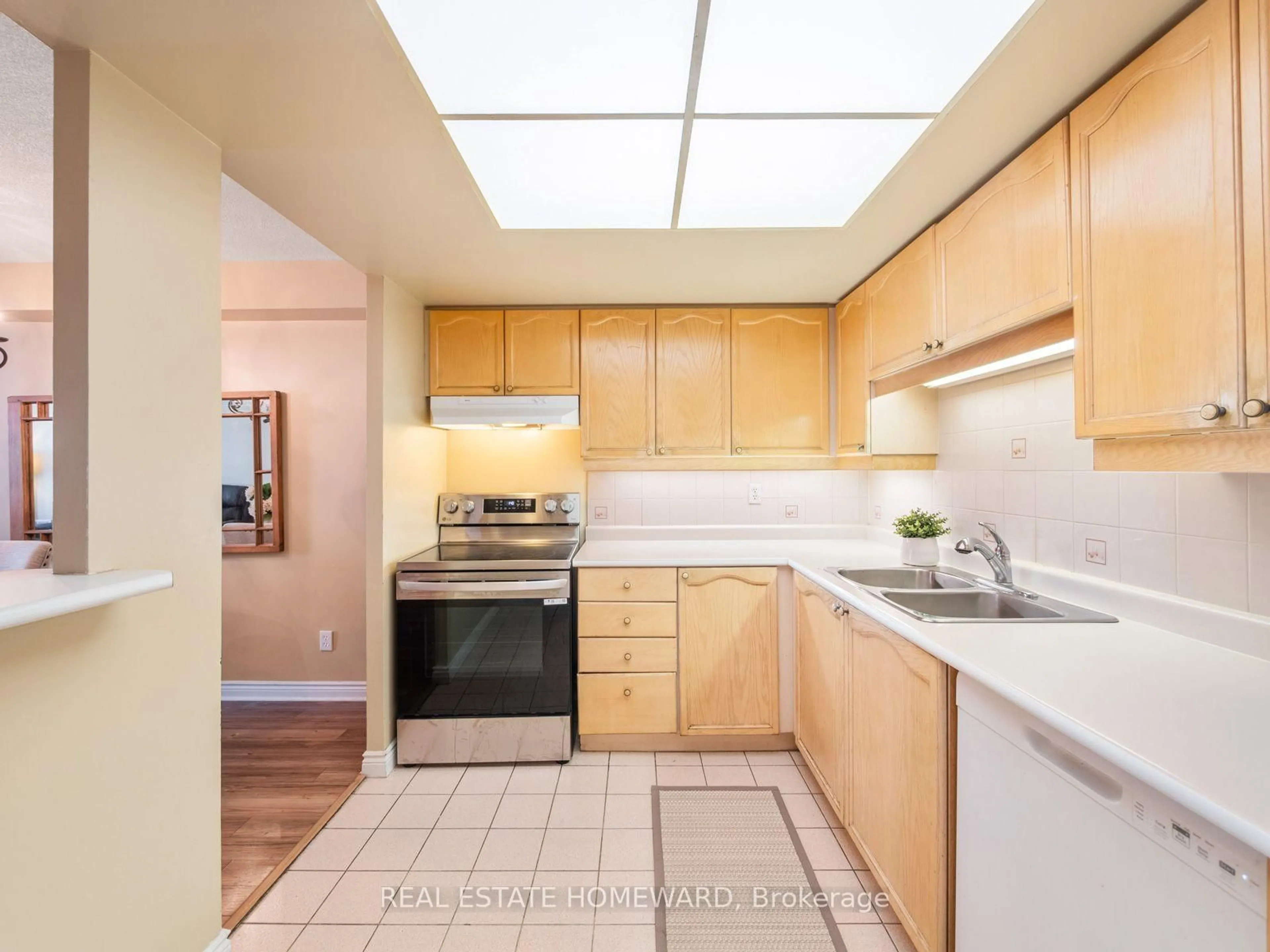Standard kitchen, ceramic/tile floor for 1091 Kingston Rd #624, Toronto Ontario M1N 4E5