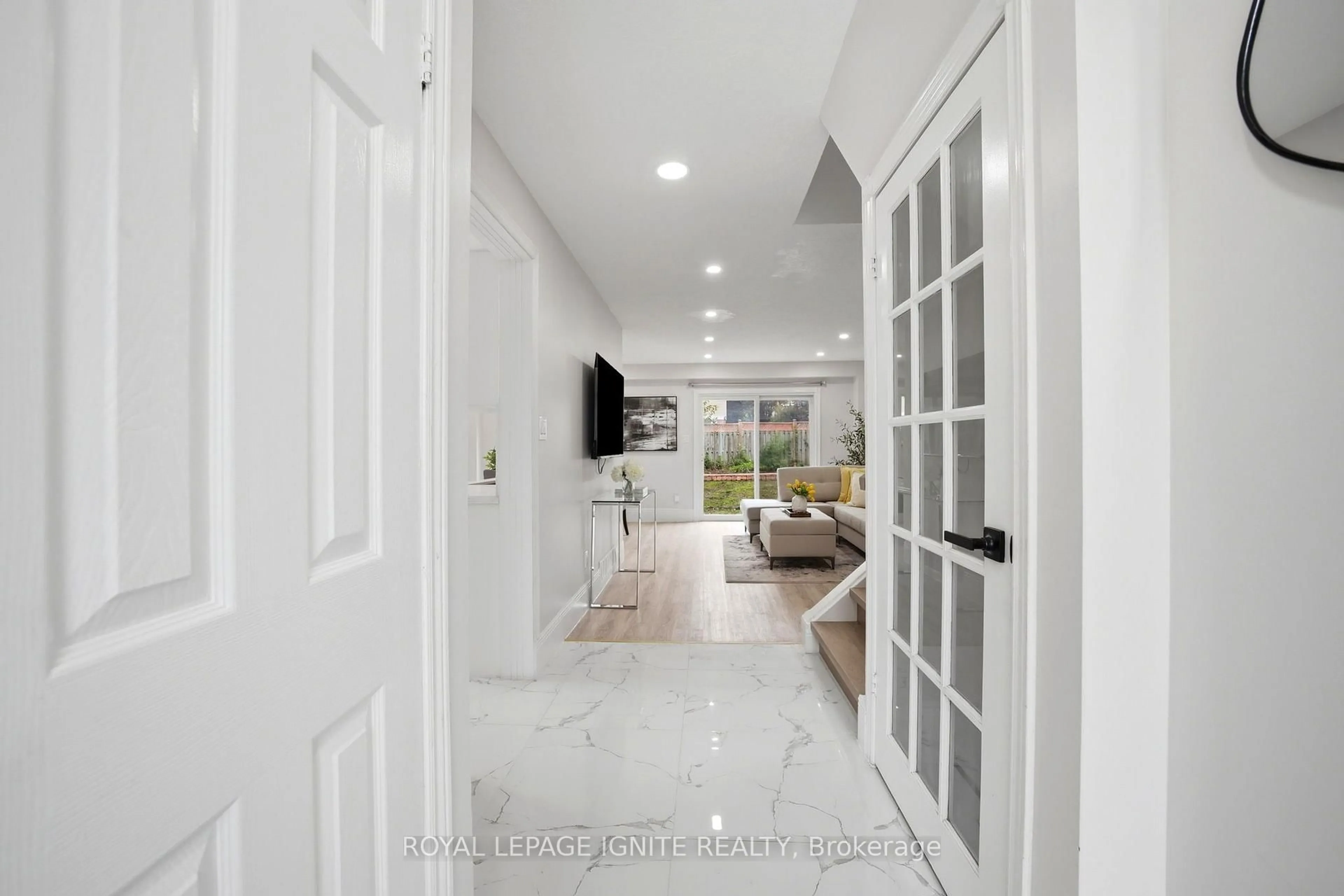 Indoor entryway for 26 Winston Cres, Whitby Ontario L1N 6Y1