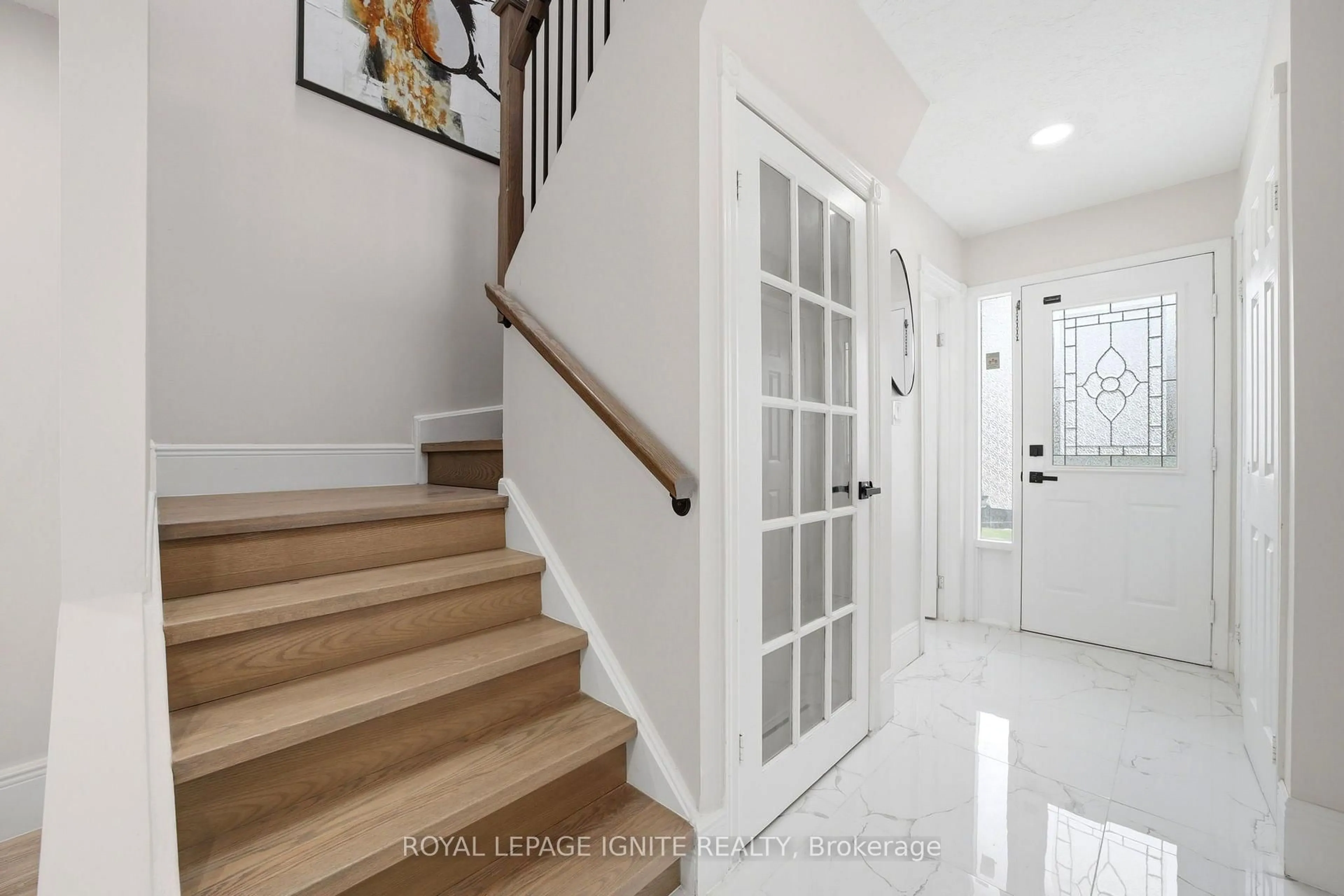 Indoor entryway for 26 Winston Cres, Whitby Ontario L1N 6Y1