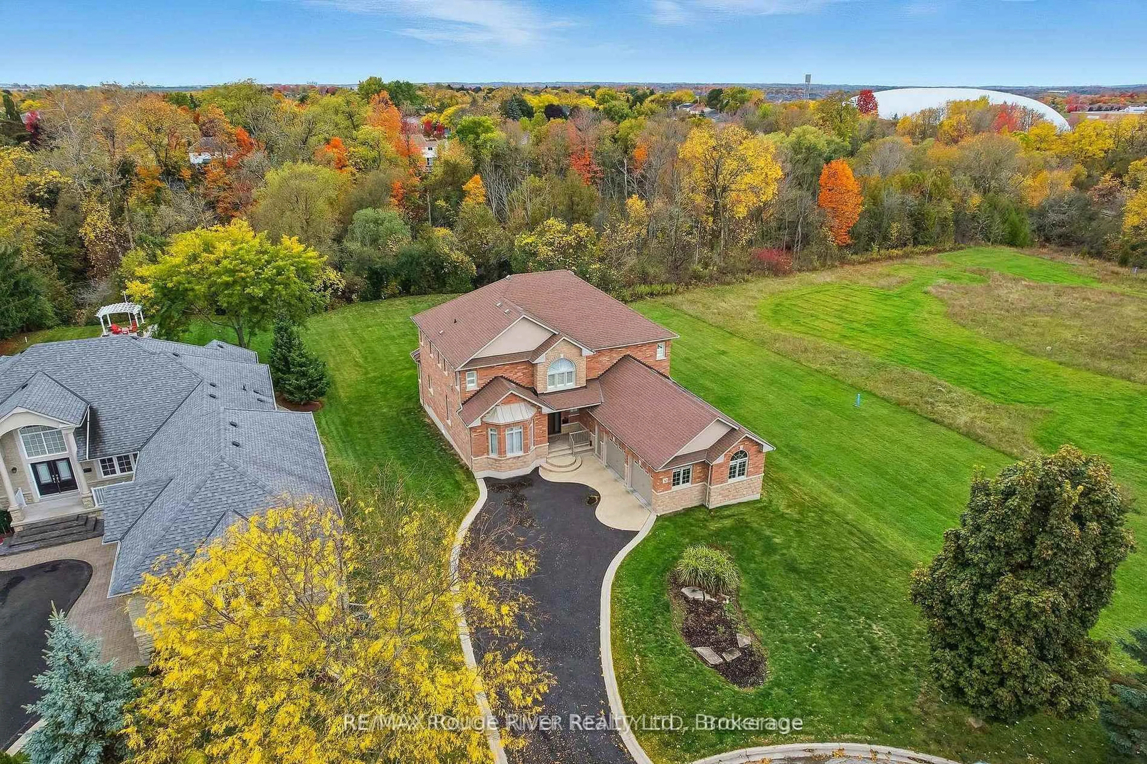 A pic from outside/outdoor area/front of a property/back of a property/a pic from drone, water/lake/river/ocean view for 30 Hanover Crt, Whitby Ontario L1N 7J2