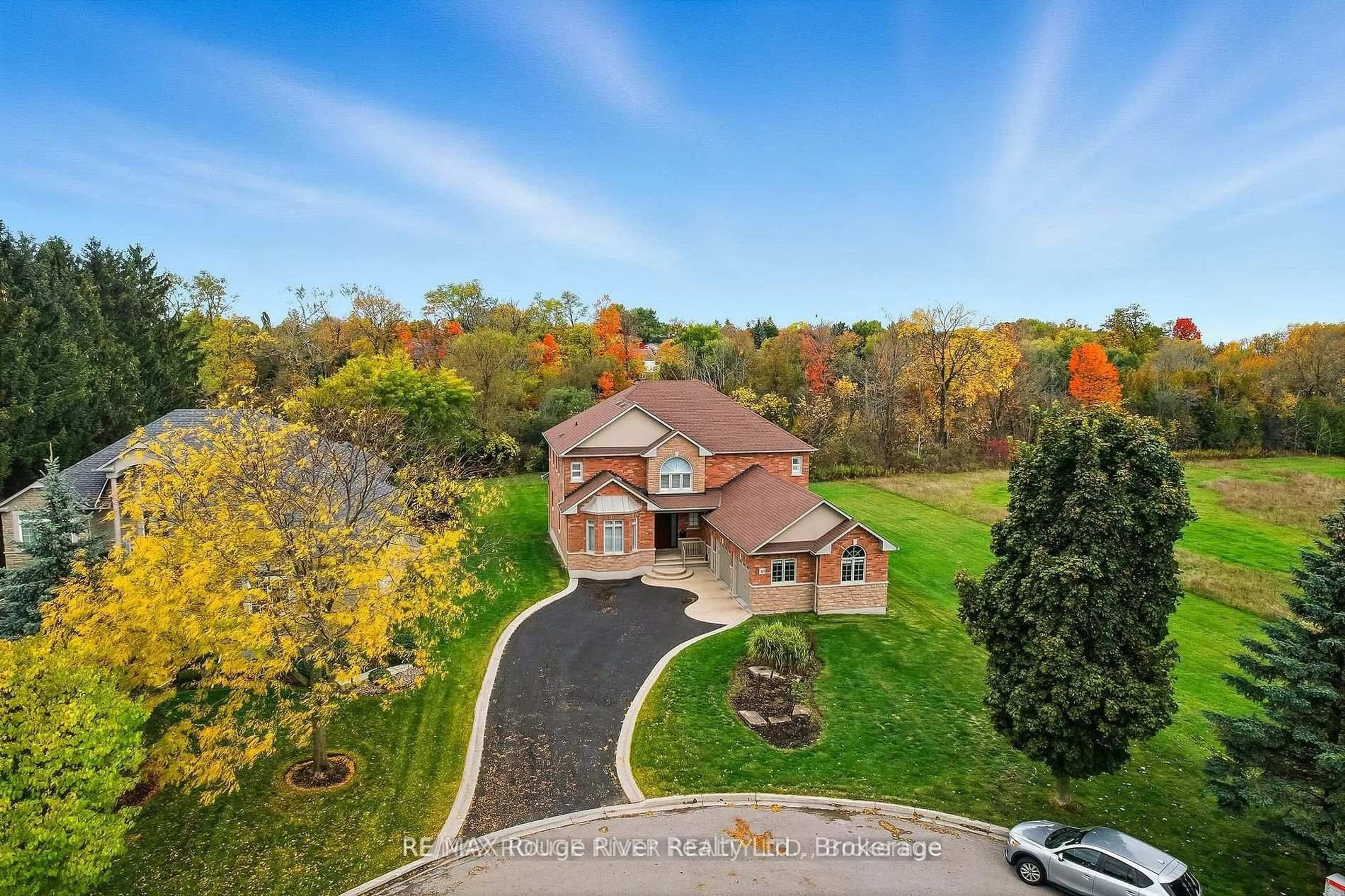 A pic from outside/outdoor area/front of a property/back of a property/a pic from drone, unknown for 30 Hanover Crt, Whitby Ontario L1N 7J2