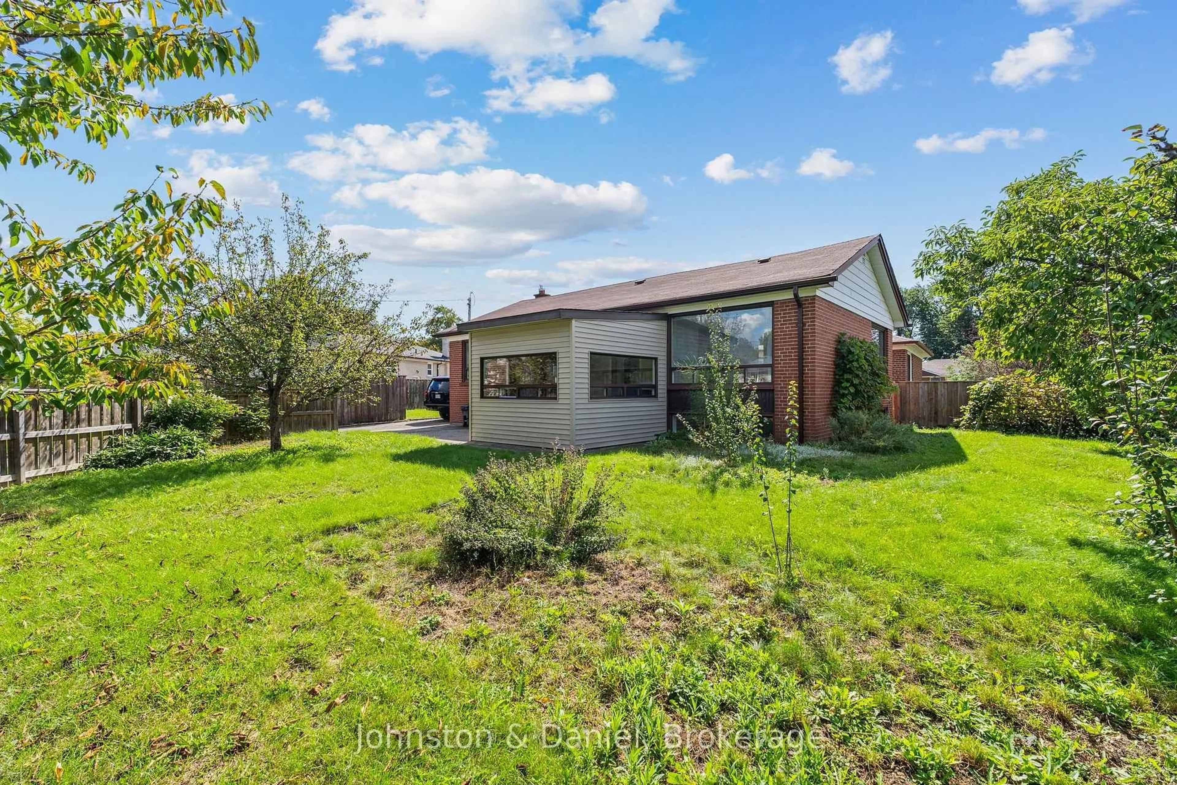 A pic from outside/outdoor area/front of a property/back of a property/a pic from drone, unknown for 30 Marawa Crt, Toronto Ontario M1G 3A9