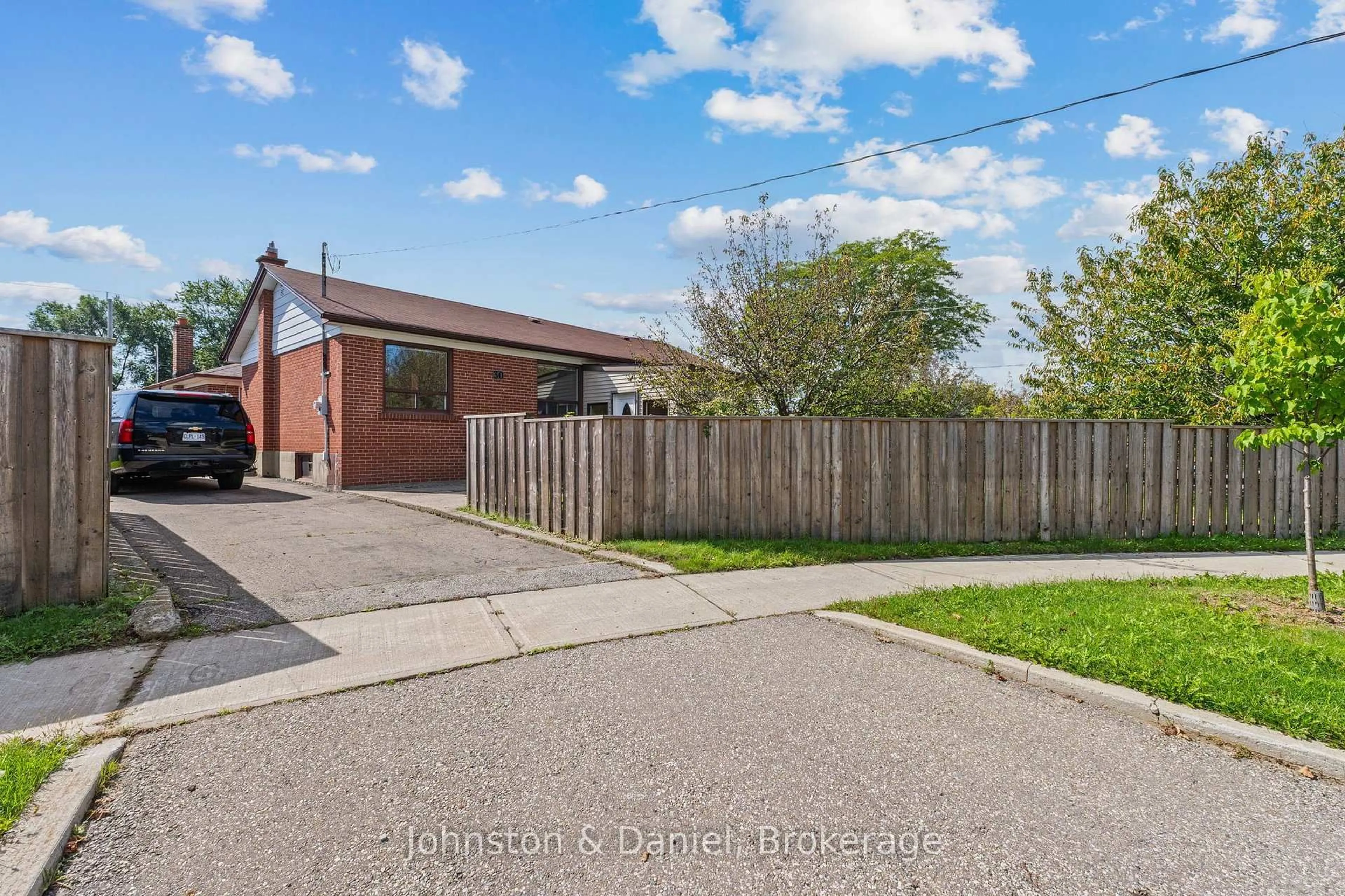 A pic from outside/outdoor area/front of a property/back of a property/a pic from drone, street for 30 Marawa Crt, Toronto Ontario M1G 3A9
