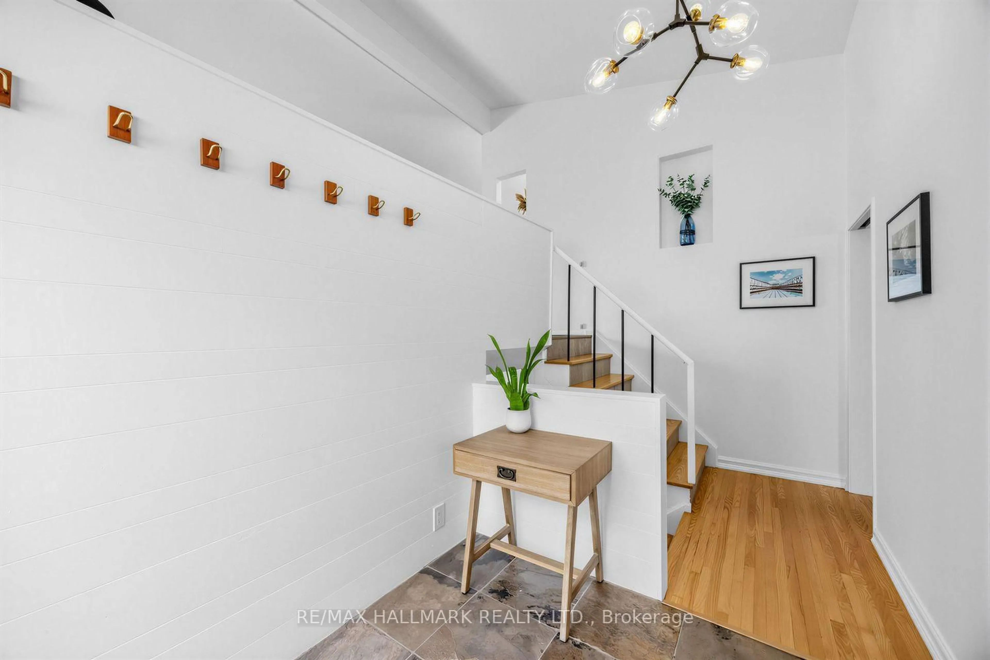 Indoor entryway for 34 Dorcot Ave, Toronto Ontario M1P 3K2