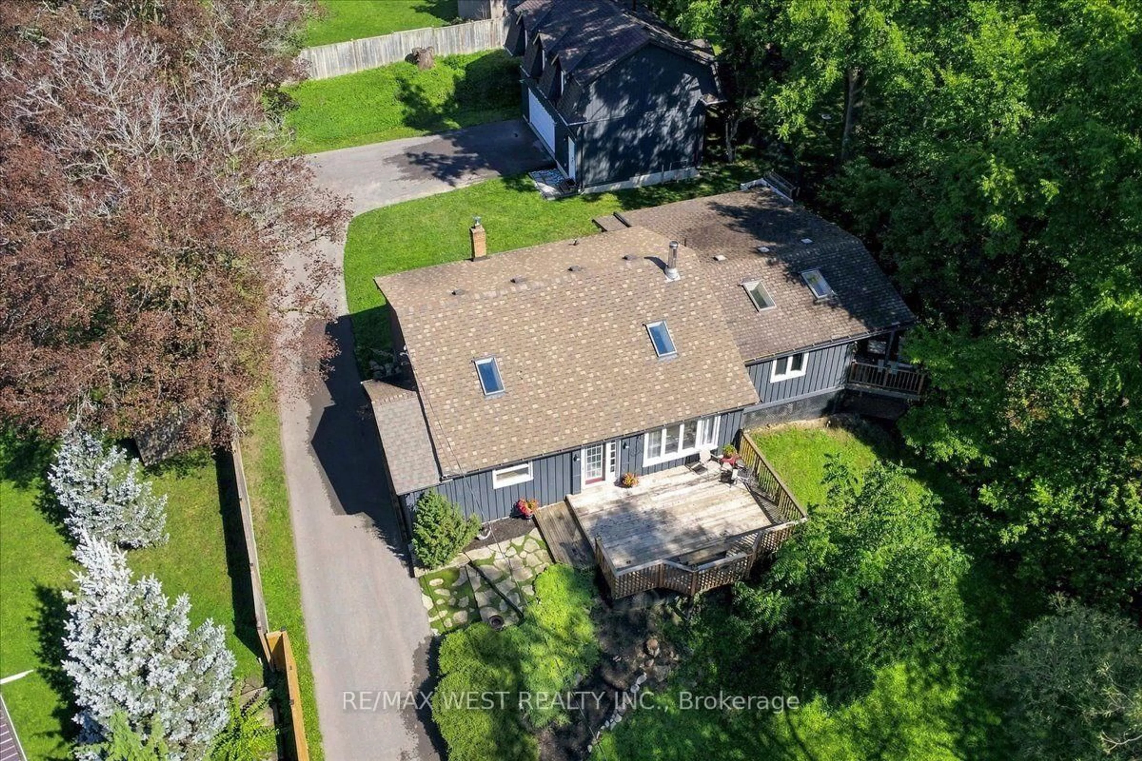 A pic from outside/outdoor area/front of a property/back of a property/a pic from drone, street for 48 Jackman Rd, Clarington Ontario L1C 2C9