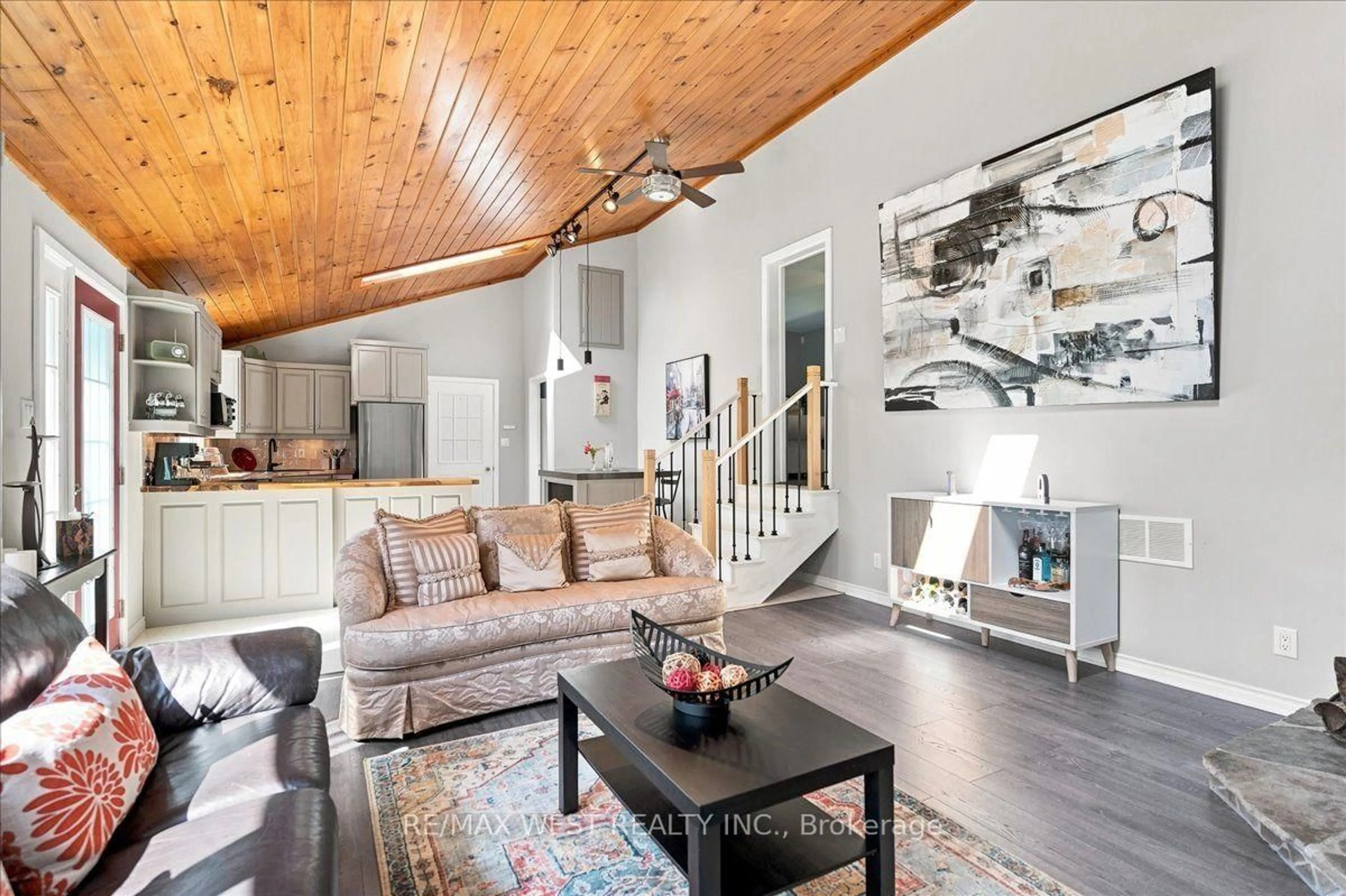Living room with furniture, wood/laminate floor for 48 Jackman Rd, Clarington Ontario L1C 2C9