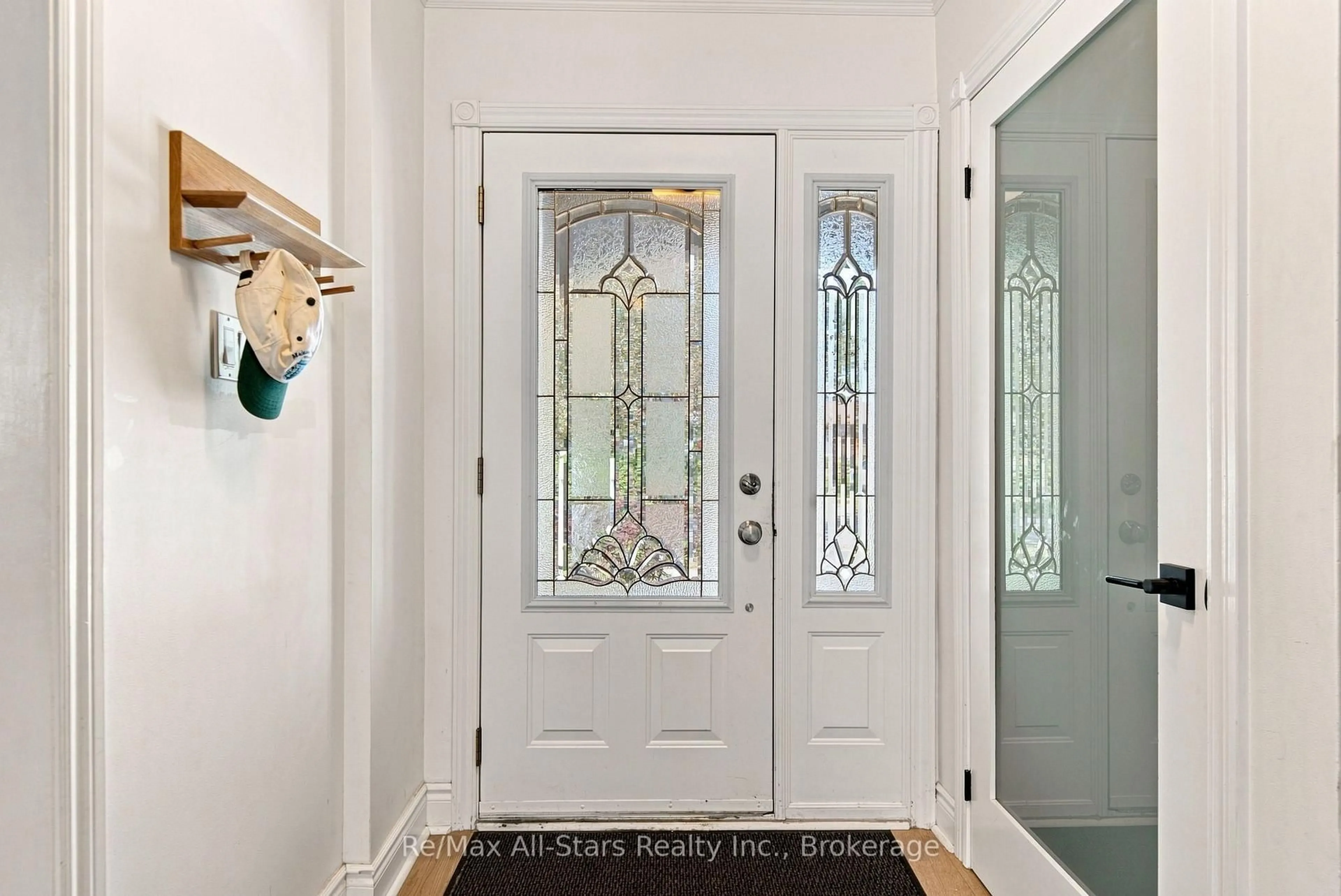 Indoor entryway for 590 Walsh Dr, Scugog Ontario L9L 1K7
