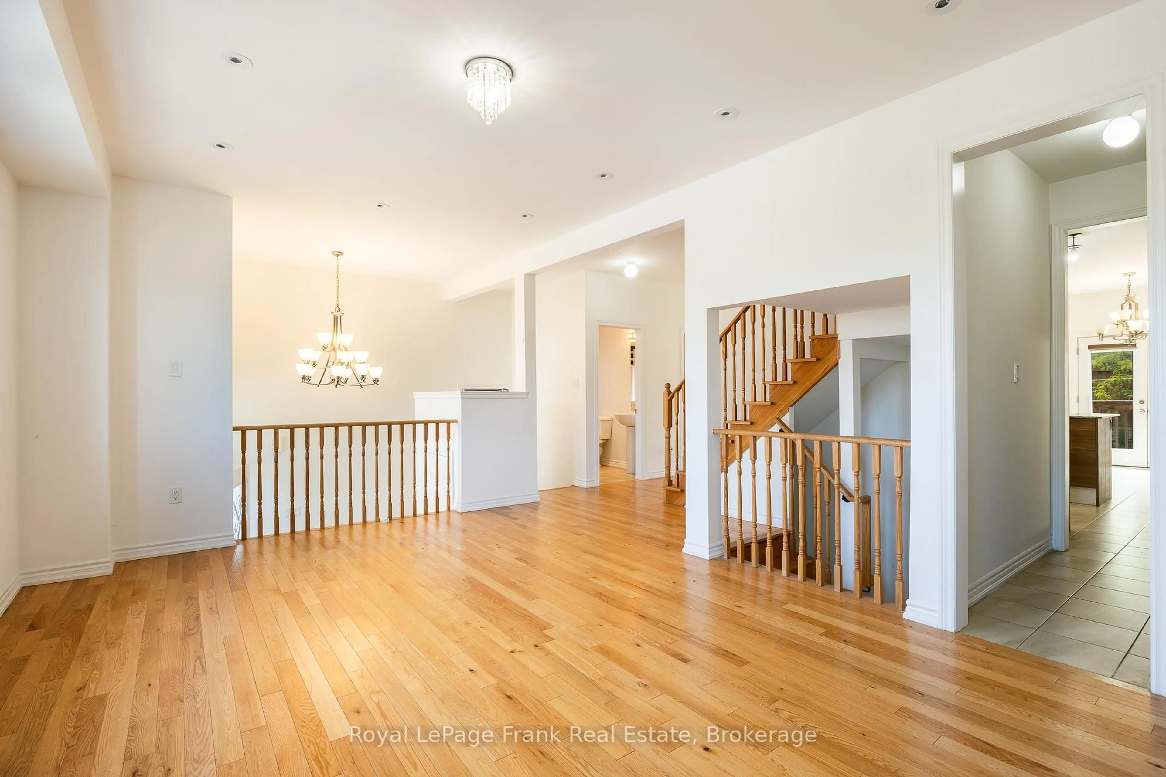 Indoor foyer for 190 Lyle Dr, Clarington Ontario L1C 0V8