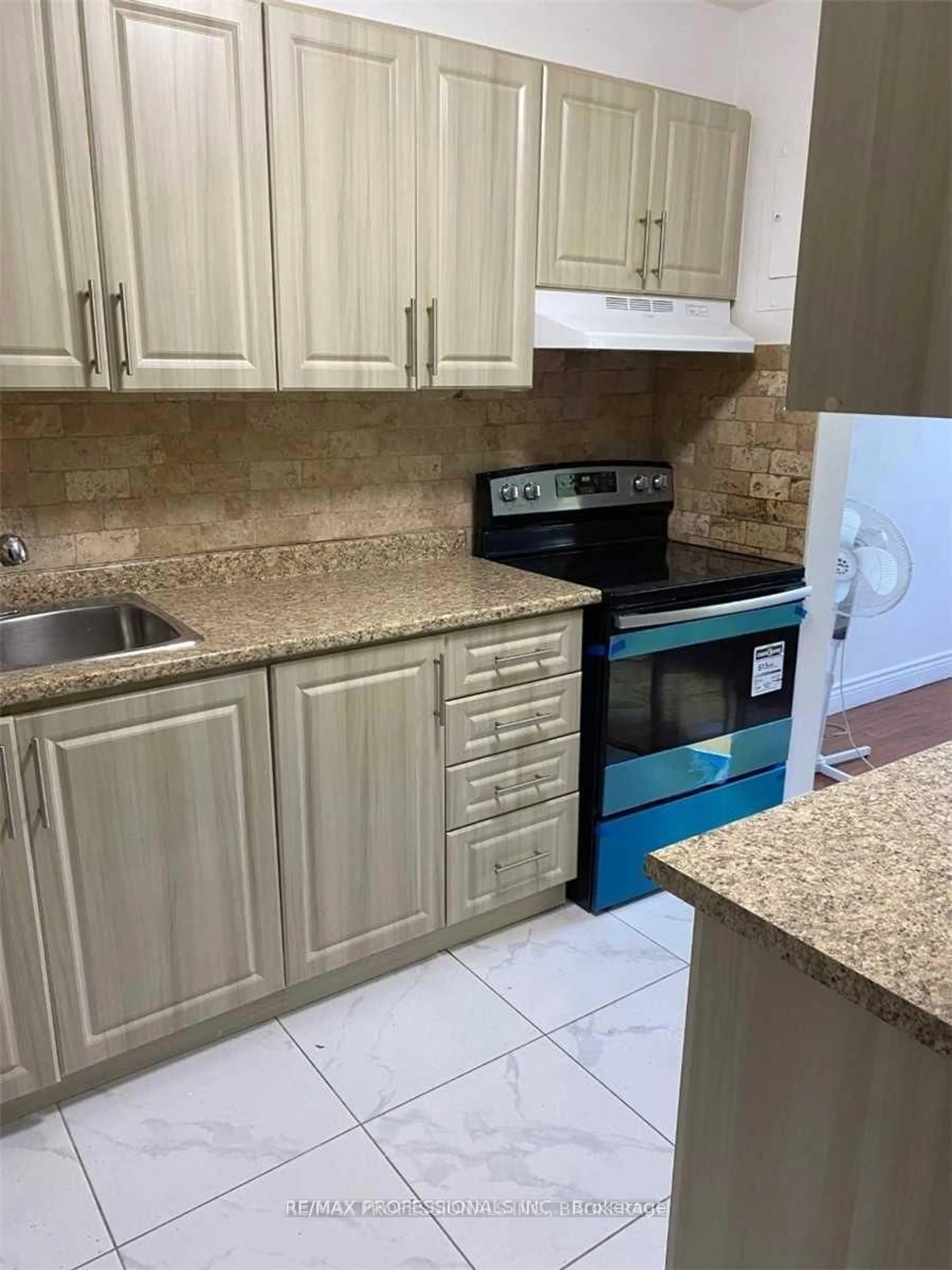 Standard kitchen, ceramic/tile floor for 2245 Eglinton Ave #310, Toronto Ontario M1K 2N3
