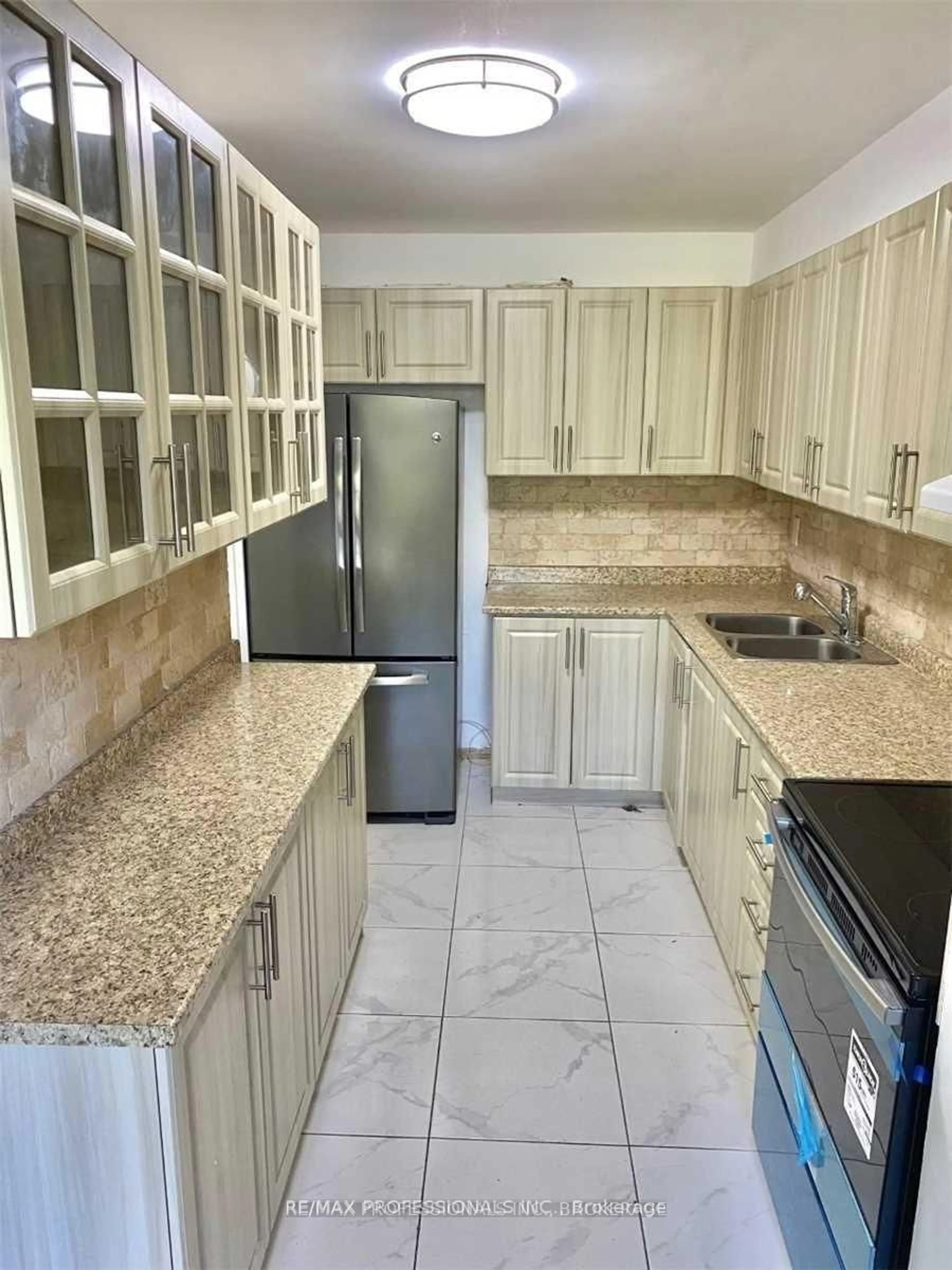 Standard kitchen, ceramic/tile floor for 2245 Eglinton Ave #310, Toronto Ontario M1K 2N3