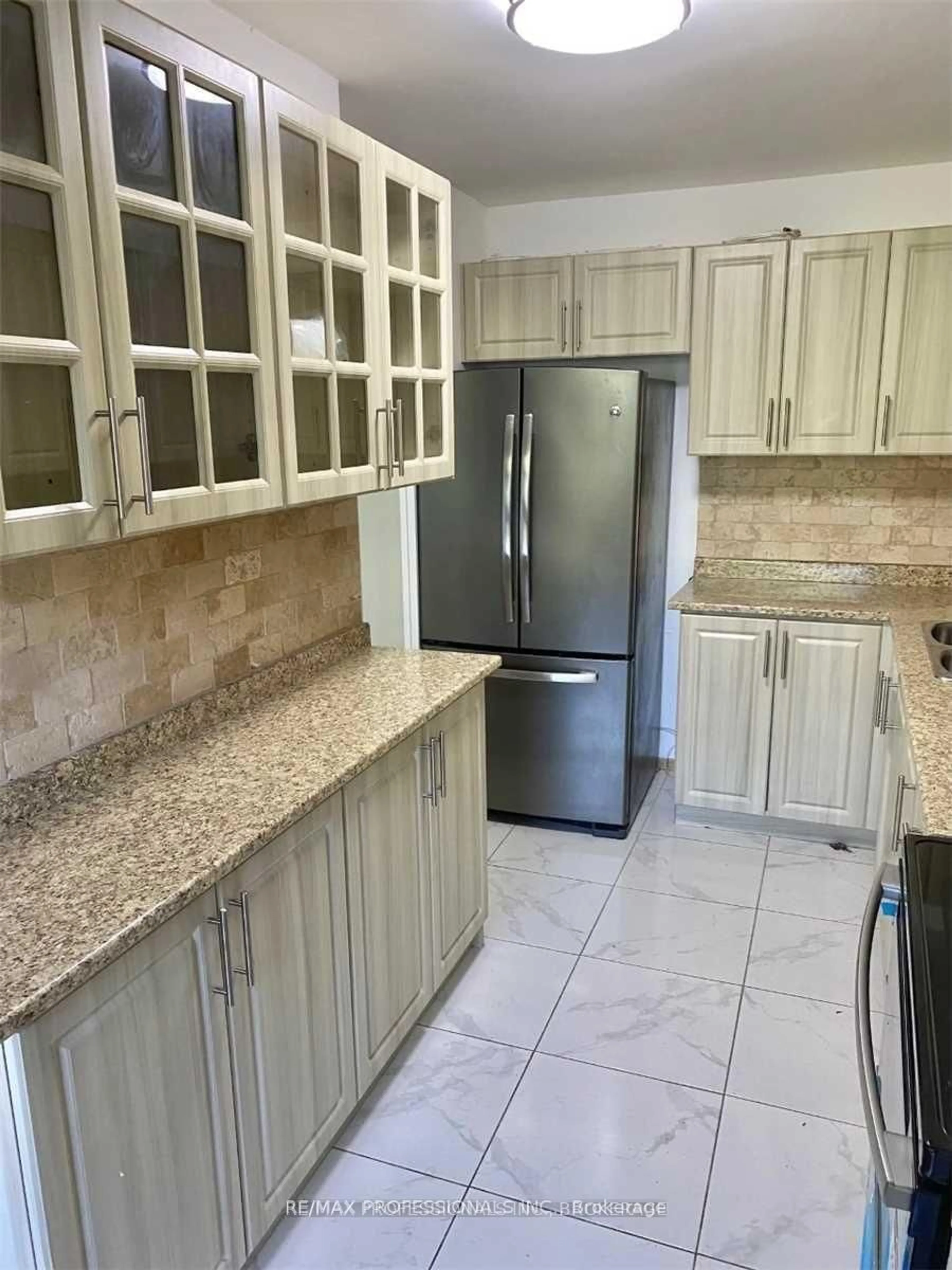 Standard kitchen, ceramic/tile floor for 2245 Eglinton Ave #310, Toronto Ontario M1K 2N3