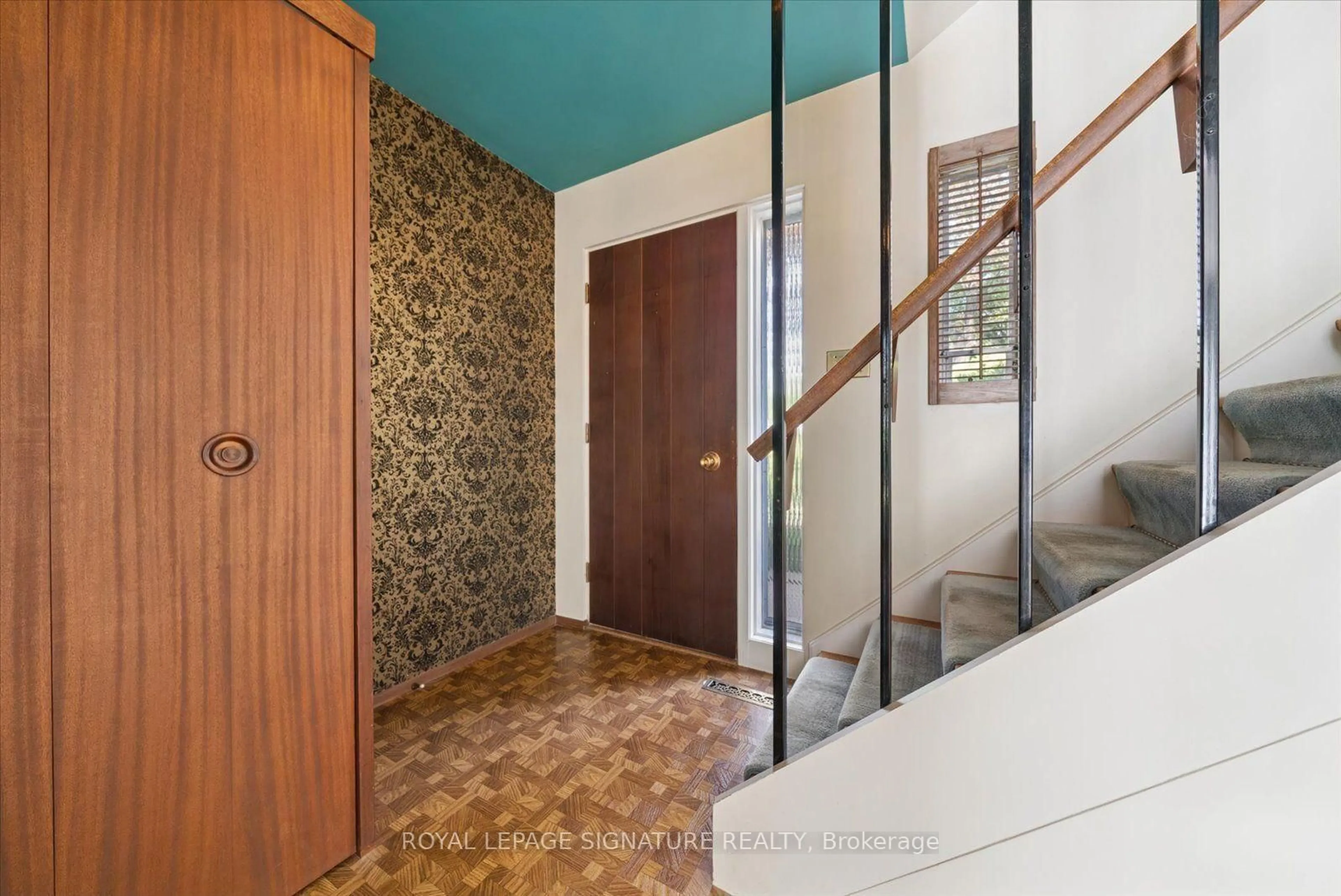 Indoor foyer for 17 Lesterwood Cres, Toronto Ontario M1P 3L5