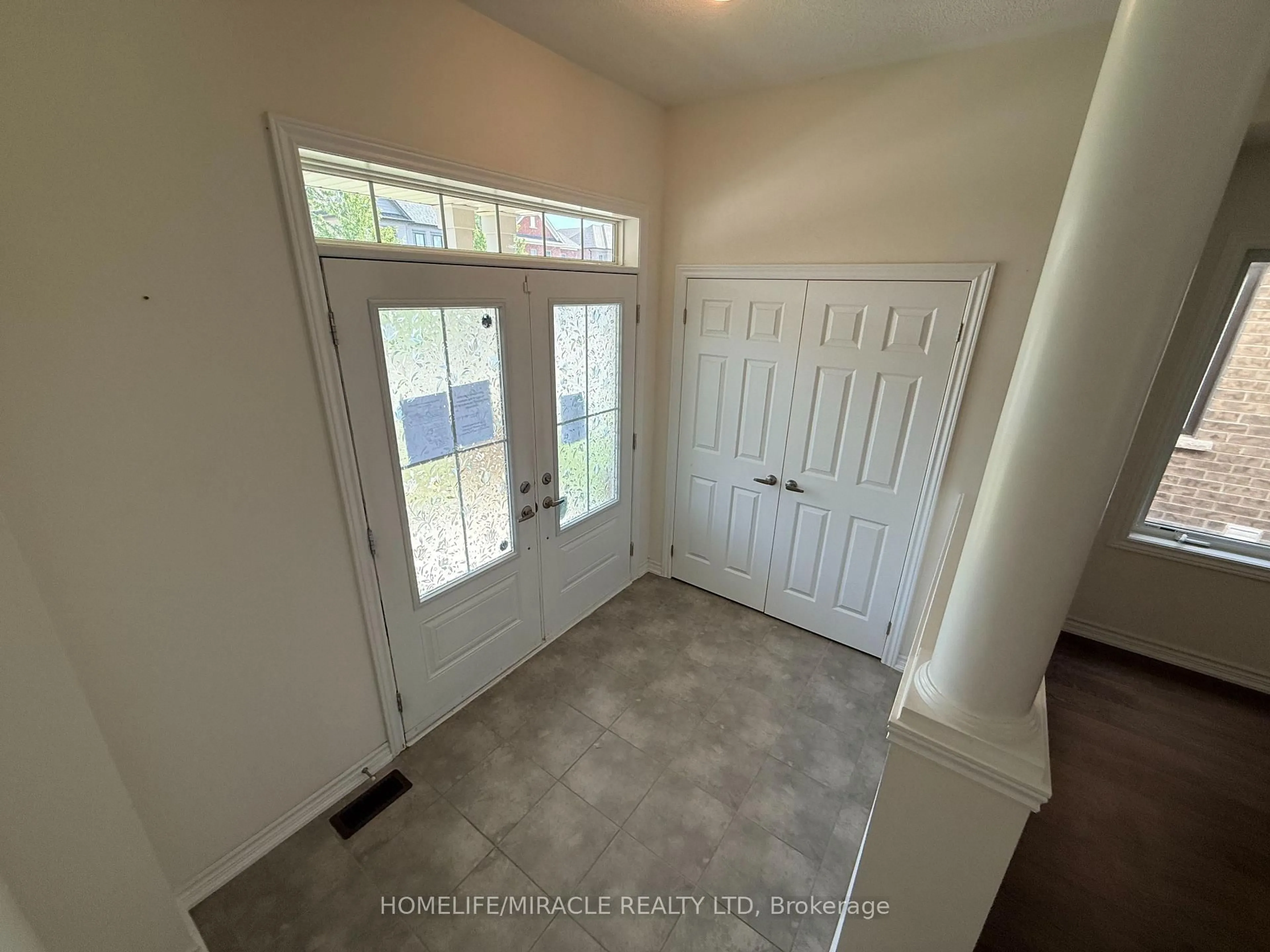 Indoor entryway for 42 Arthur Mclaughlin St, Clarington Ontario L1C 0T6