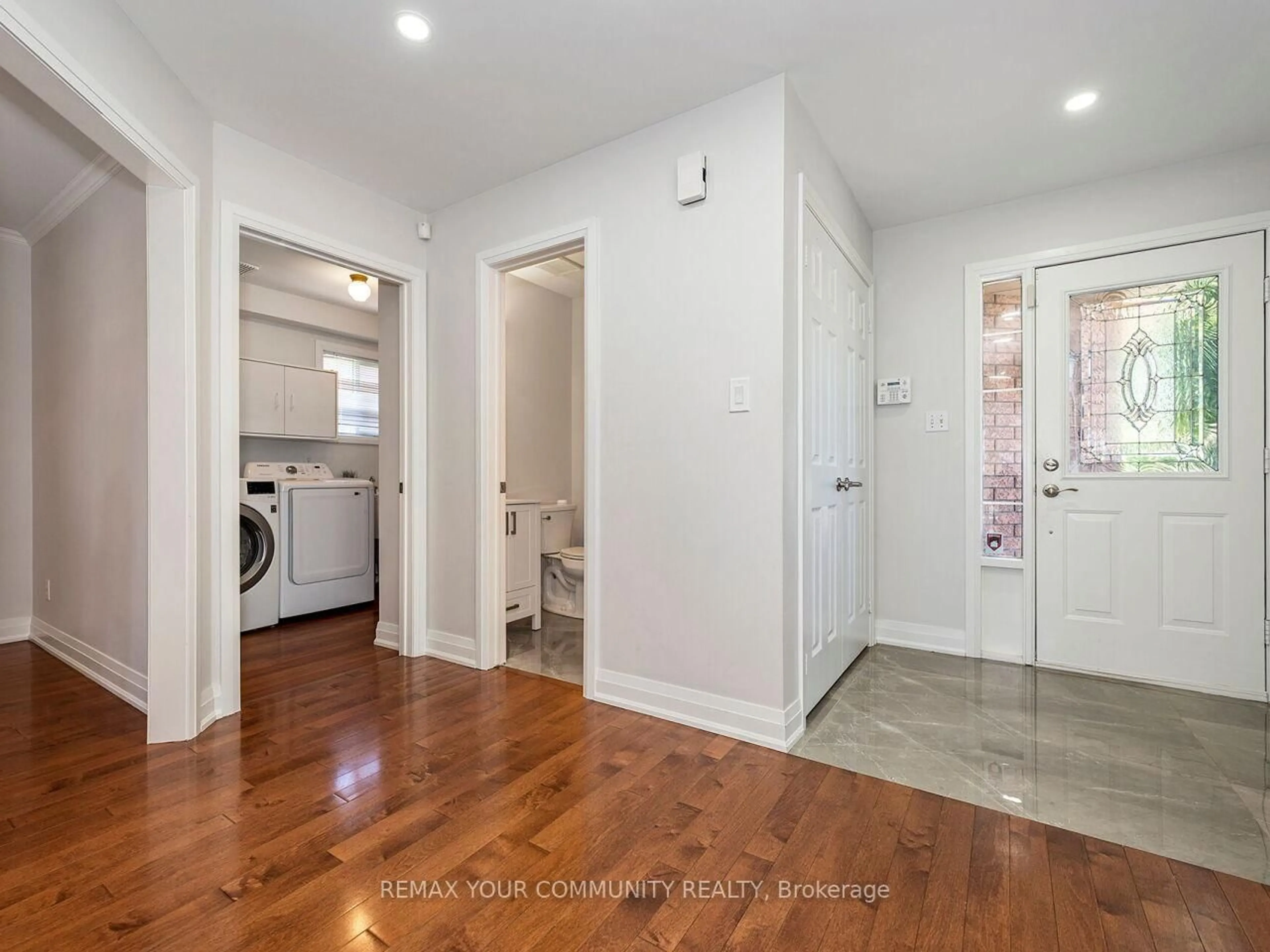 Indoor entryway for 117 Apple Blossom Blvd, Clarington Ontario L1C 4T8