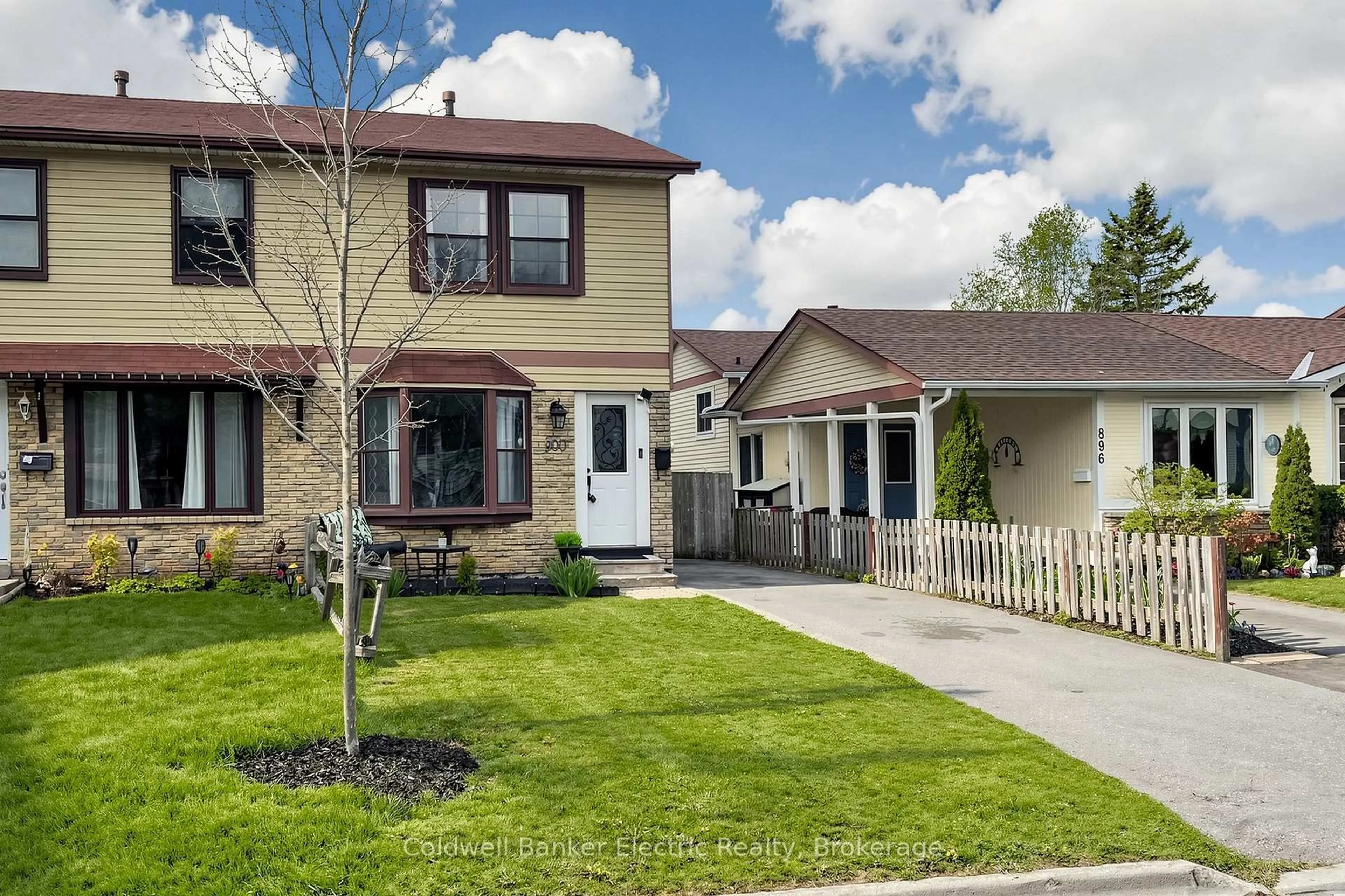 Home with vinyl exterior material, street for 900 Southridge St, Oshawa Ontario L1H 8A5